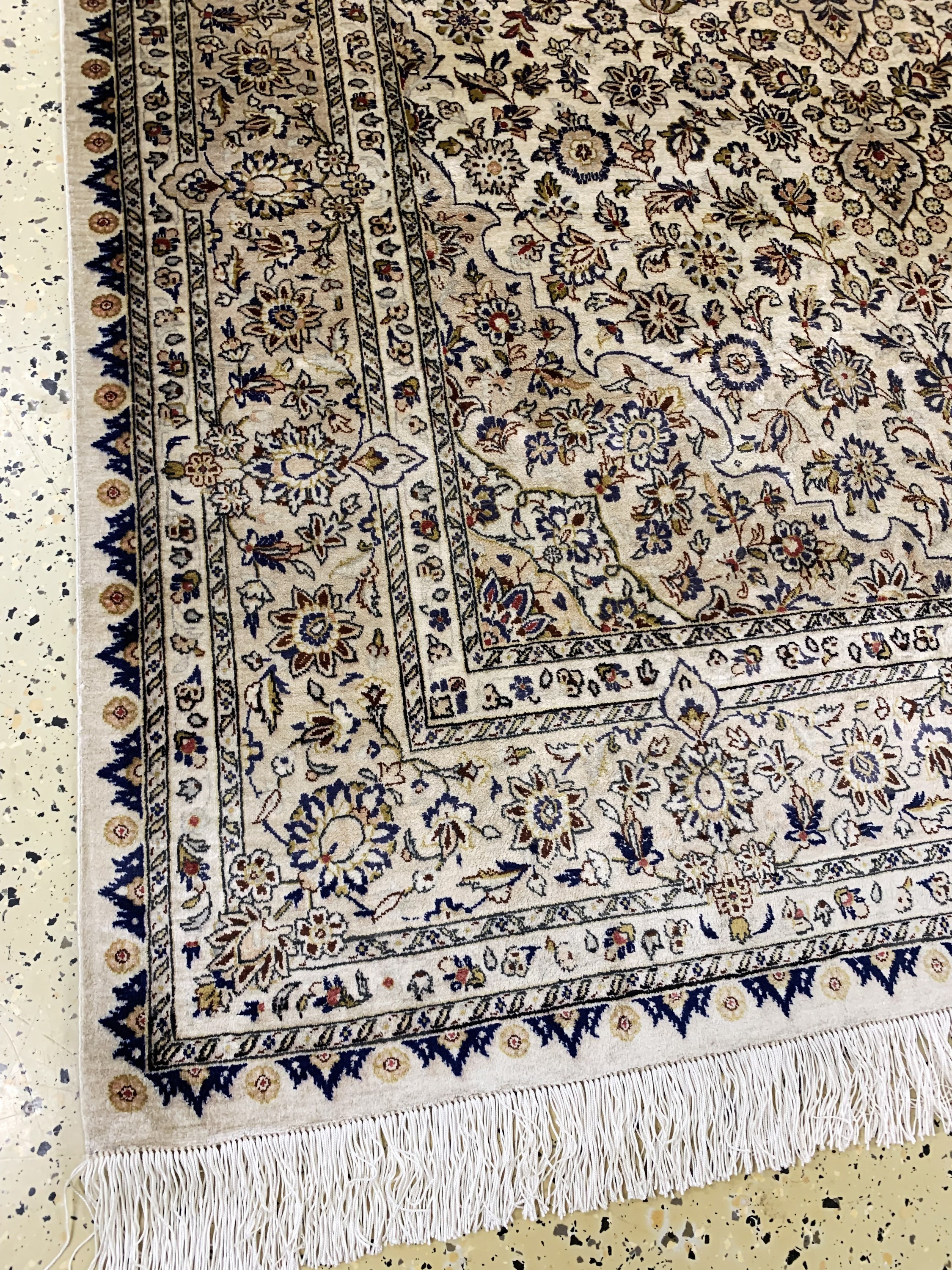 Detail c: Keschan Seide fein, Persien, signiert "Falah", Ende 20.Jhd, reine Naturseide, ca. 202 x 135 cm, EHZ: 2(Fransen erneuert)
