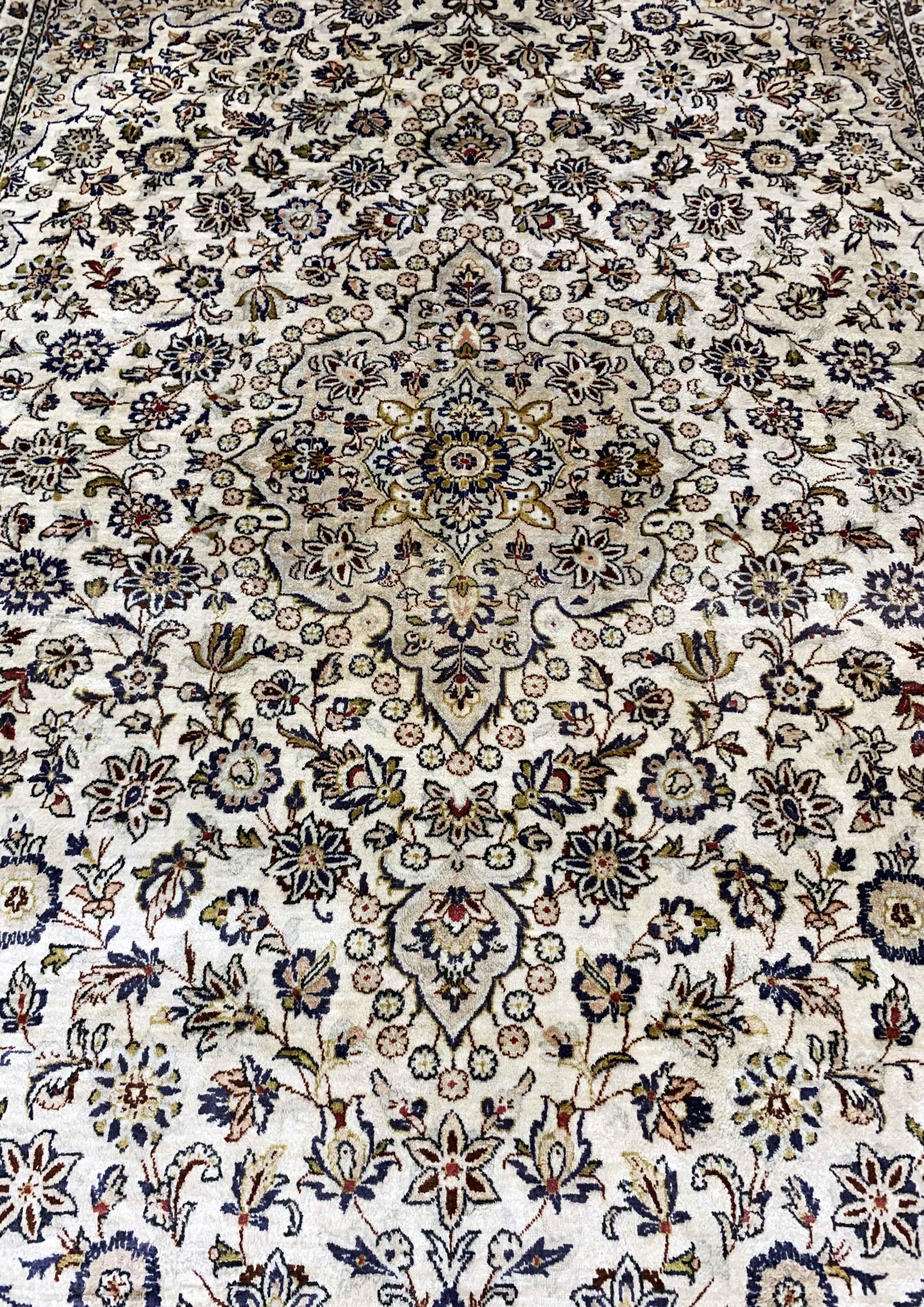 Detail d: Keschan Seide fein, Persien, signiert "Falah", Ende 20.Jhd, reine Naturseide, ca. 202 x 135 cm, EHZ: 2(Fransen erneuert)