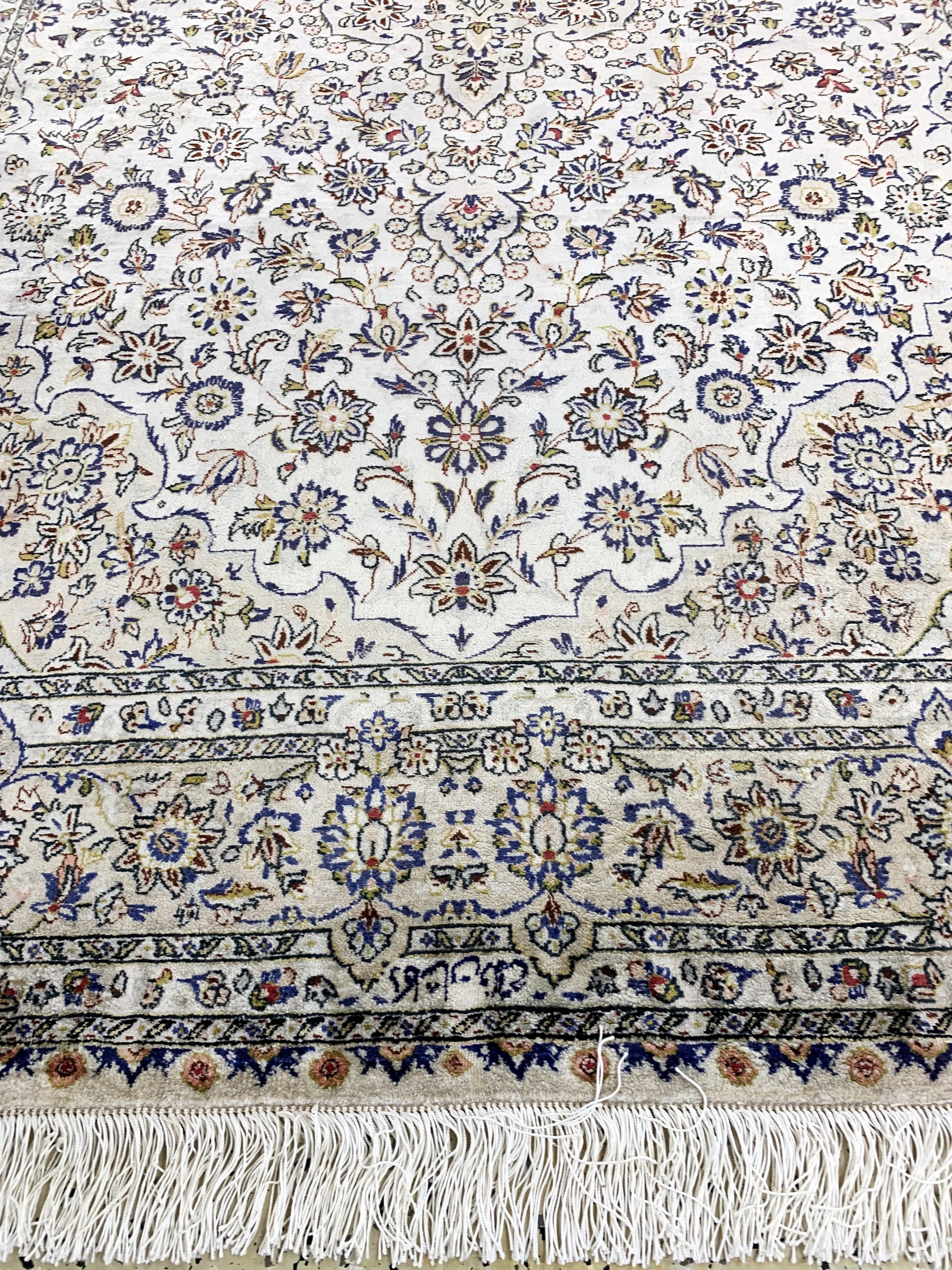 Detail f: Keschan Seide fein, Persien, signiert "Falah", Ende 20.Jhd, reine Naturseide, ca. 202 x 135 cm, EHZ: 2(Fransen erneuert)