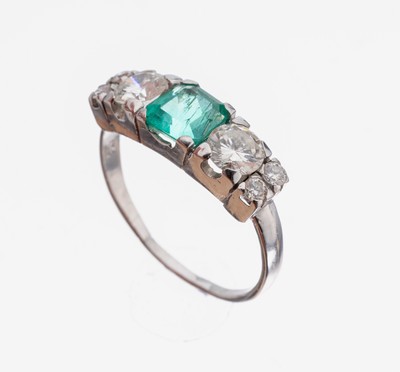Image 26966531 - 14 kt Gold Smaragd-Diamant-Ring, WG 585/ 000, mittig facett. Smaragd im Emerald Cut ca. ...