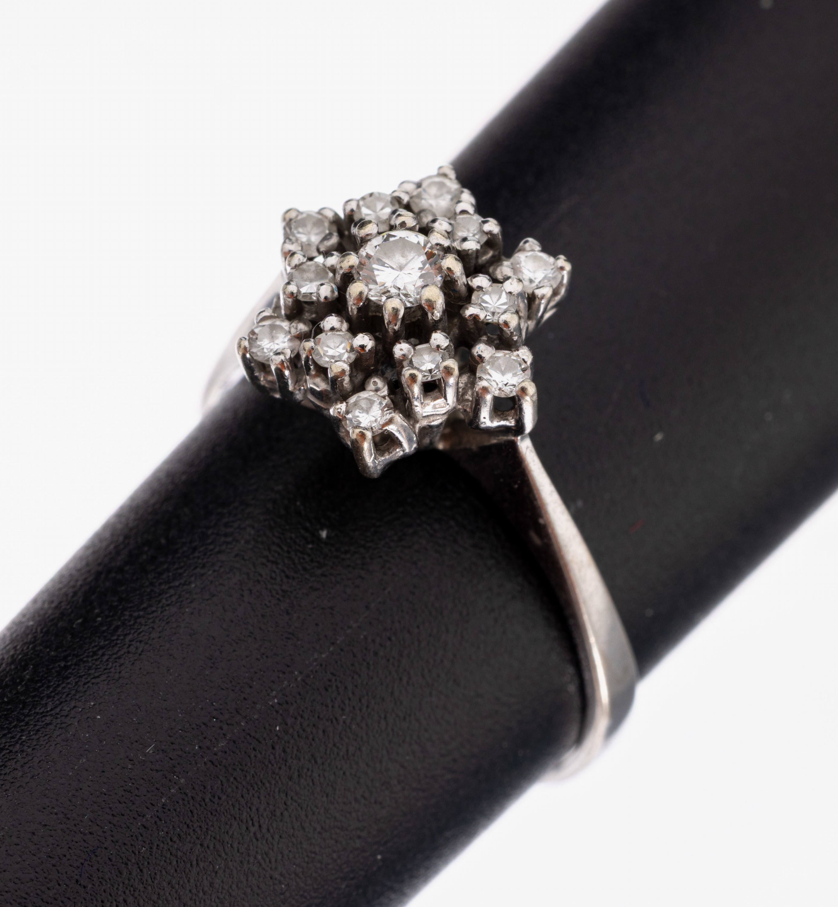 18 kt Gold Brillant-Ring, WG 750/000 gepr.,13 Brillanten zus. ca. 0.26 ct Weiß/si-p1, ca.3.2 g, RW 54.5