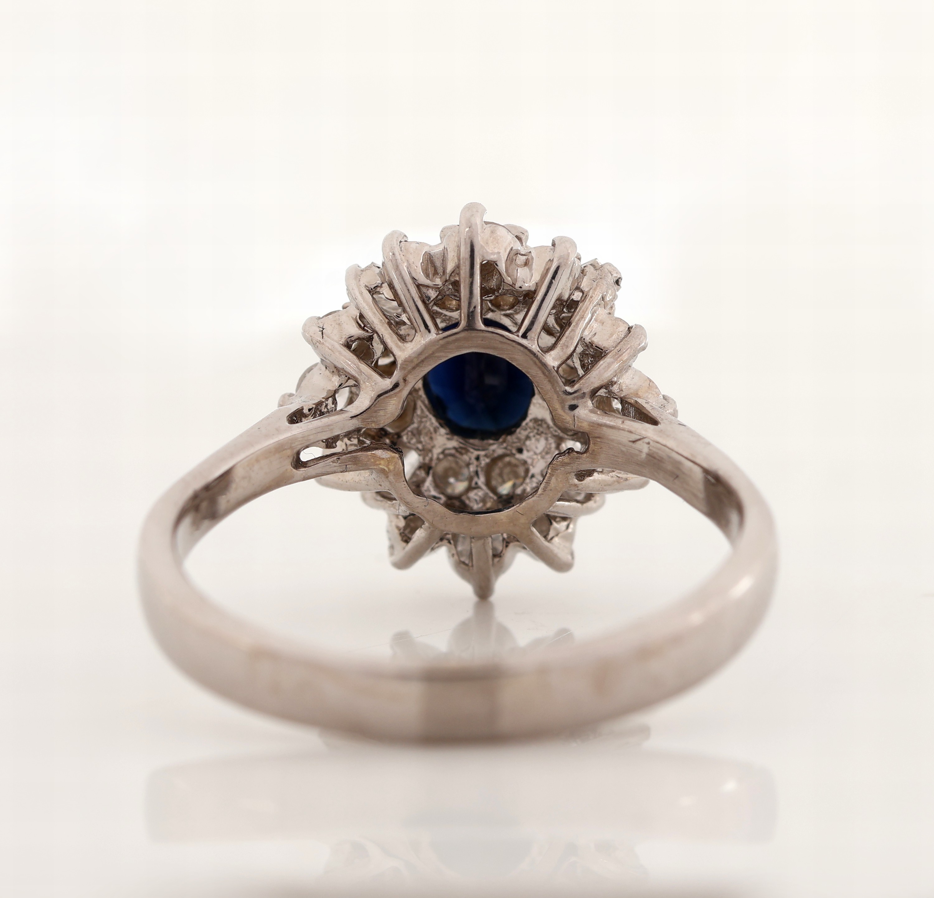 Detail c: 14 kt Gold Saphir-Diamant-Konvolut, WG 585/000, best. aus: Ring und Anhänger, 2 ovalfacett. Saphire zus. ca. 1.80 ct, 30 Brillanten und 4 ...