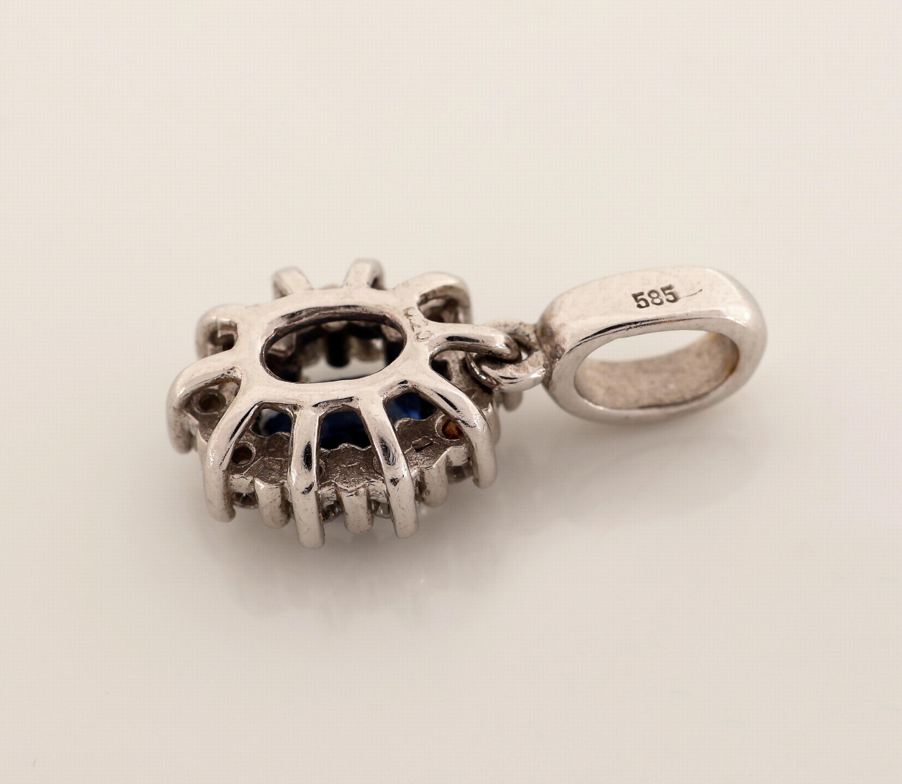 Detail g: 14 kt Gold Saphir-Diamant-Konvolut, WG 585/000, best. aus: Ring und Anhänger, 2 ovalfacett. Saphire zus. ca. 1.80 ct, 30 Brillanten und 4 ...