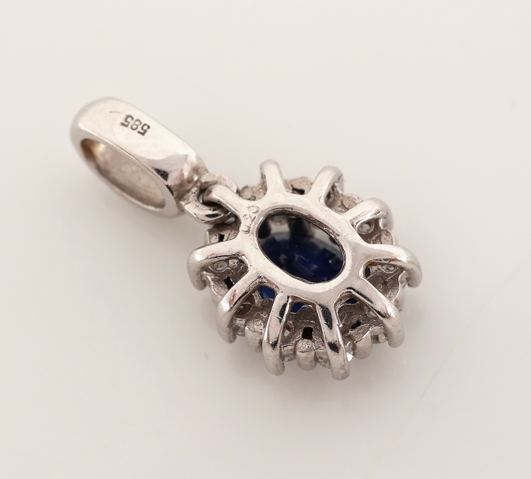 Detail h: 14 kt Gold Saphir-Diamant-Konvolut, WG 585/000, best. aus: Ring und Anhänger, 2 ovalfacett. Saphire zus. ca. 1.80 ct, 30 Brillanten und 4 ...
