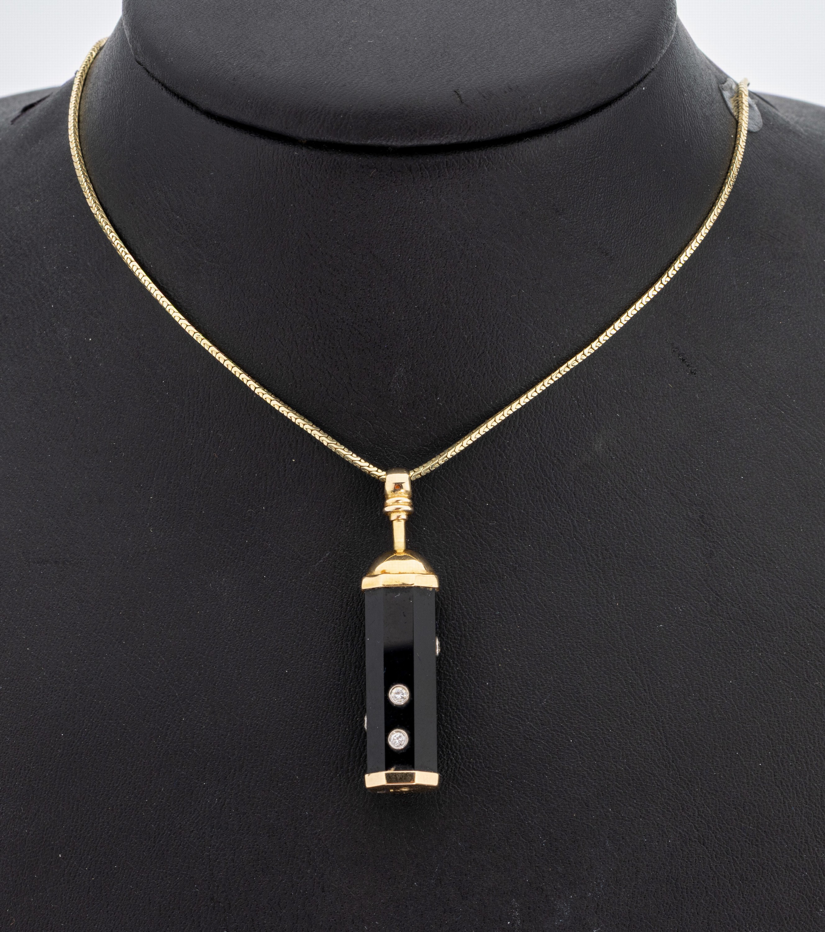 14 kt Gold Onyx-Brillant-Anhänger, 585/000 gepr., Onyx mit 6 Brillanten zus. ca. 0.12 ct Weiß/si, L. ca. 4 cm, an Kette L. ca. 42.5 cm,ca. 14.0 g