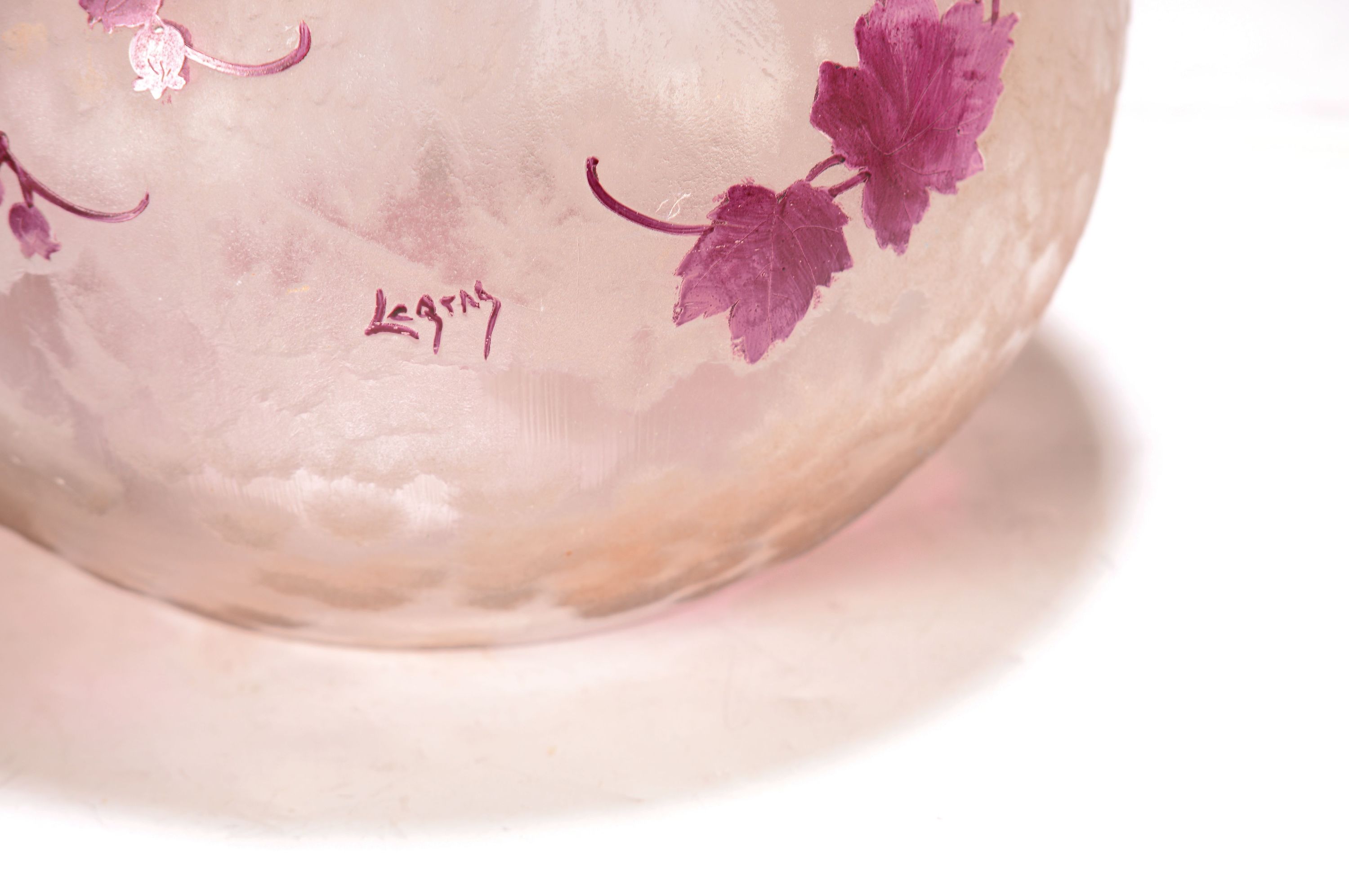 Detail a: Kugelvase, Legras, St. Denis, um 1900-14, farbloses Glas geätzt und geschnitten, mit violetten Emailfarben bemalt, Weinrankendekor, signiert, H. 24 ...