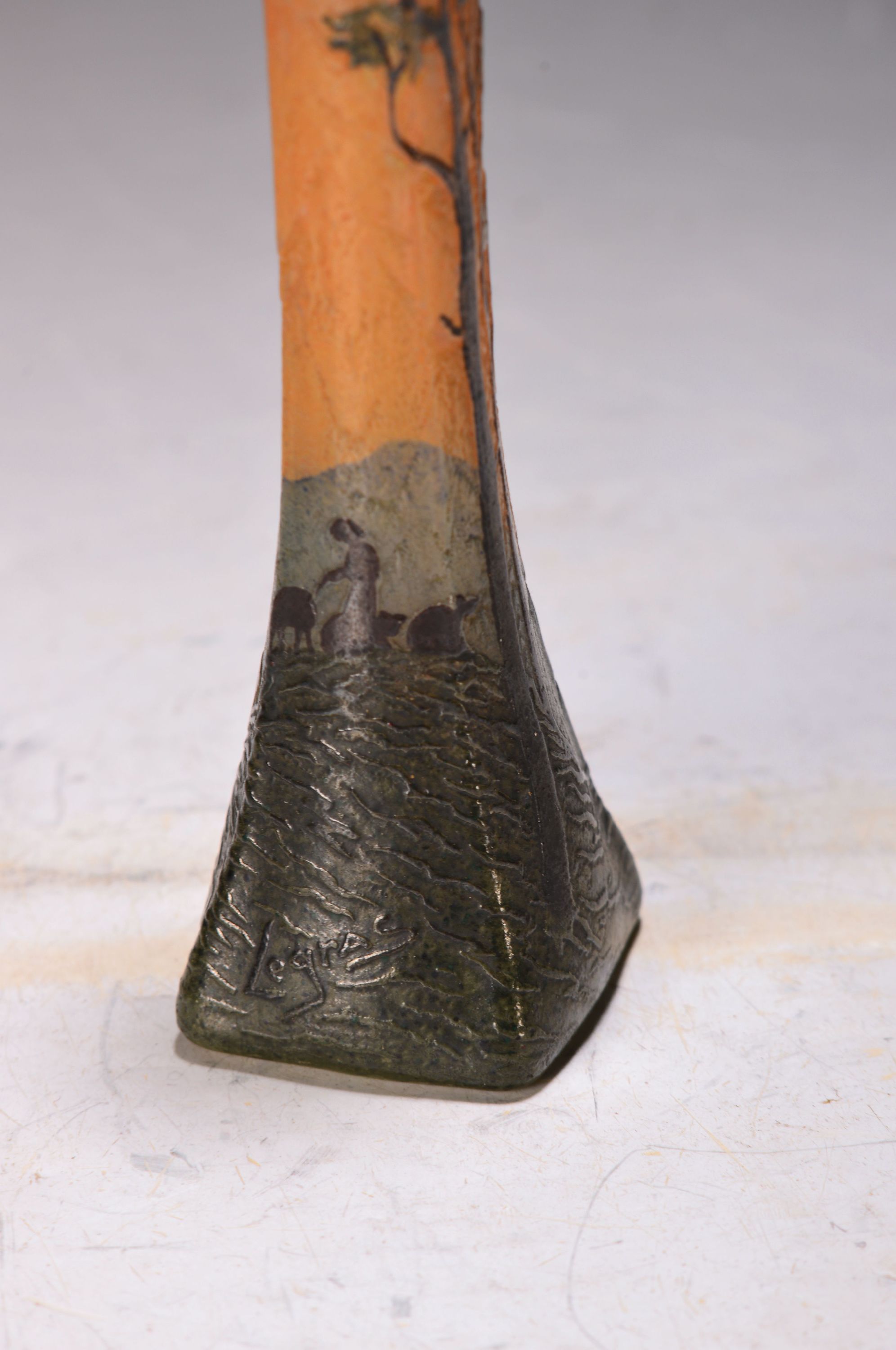 Detail a: Kleine Vierkantvase, Legras, St. Denis, um 1900-14, farbloses Glas, grüne und orangefarbene Pulvereinschmelzungen, geätzter und emaillierter Dekor ...