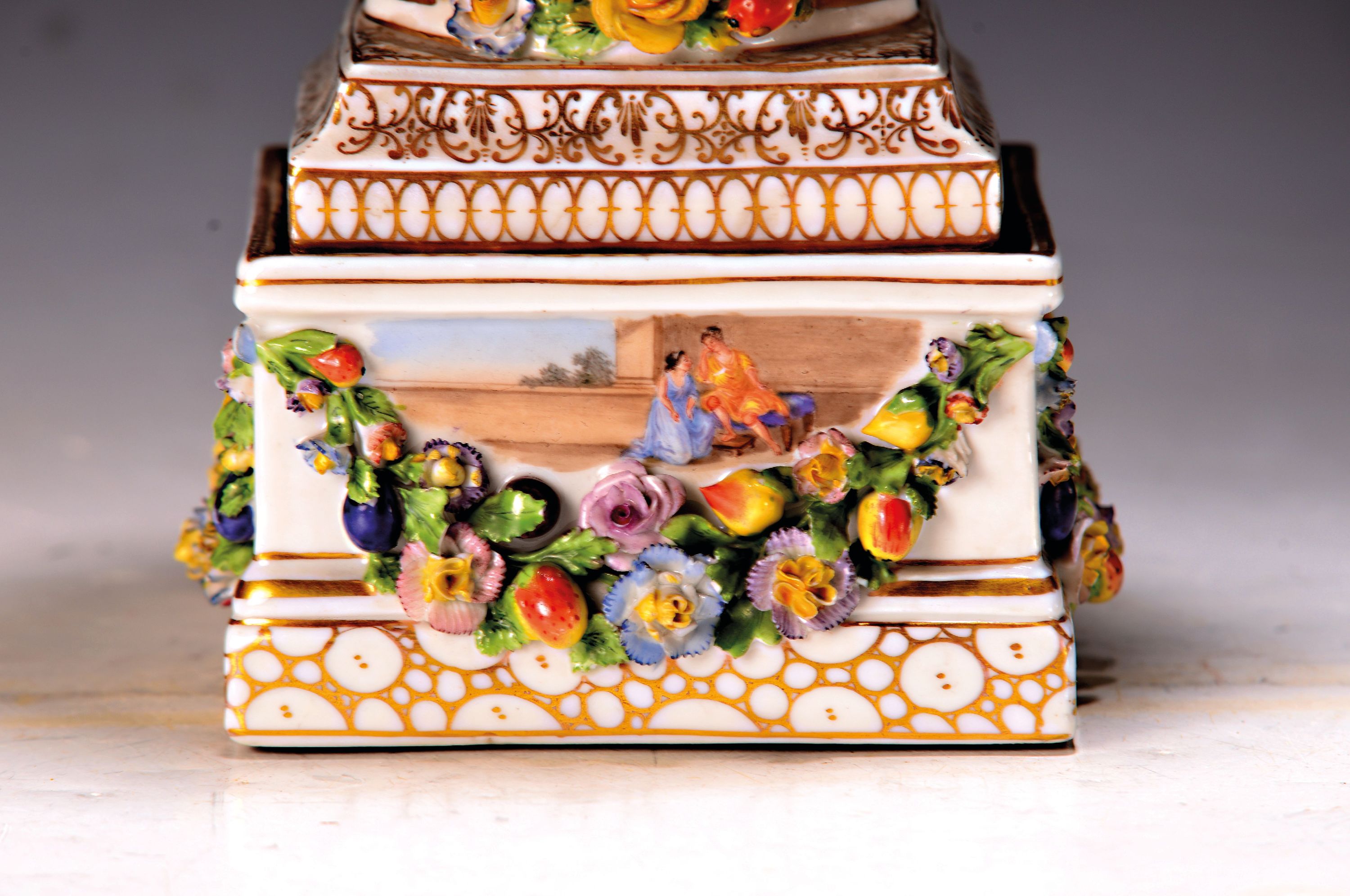 Detail a: Brule-de-Parfum, Carl Thieme Potschappel, um 1900, Porzellan, reich appliziert mit vollplastischen Blüten und Obst, Wandung mit zwei bunten galanten ...