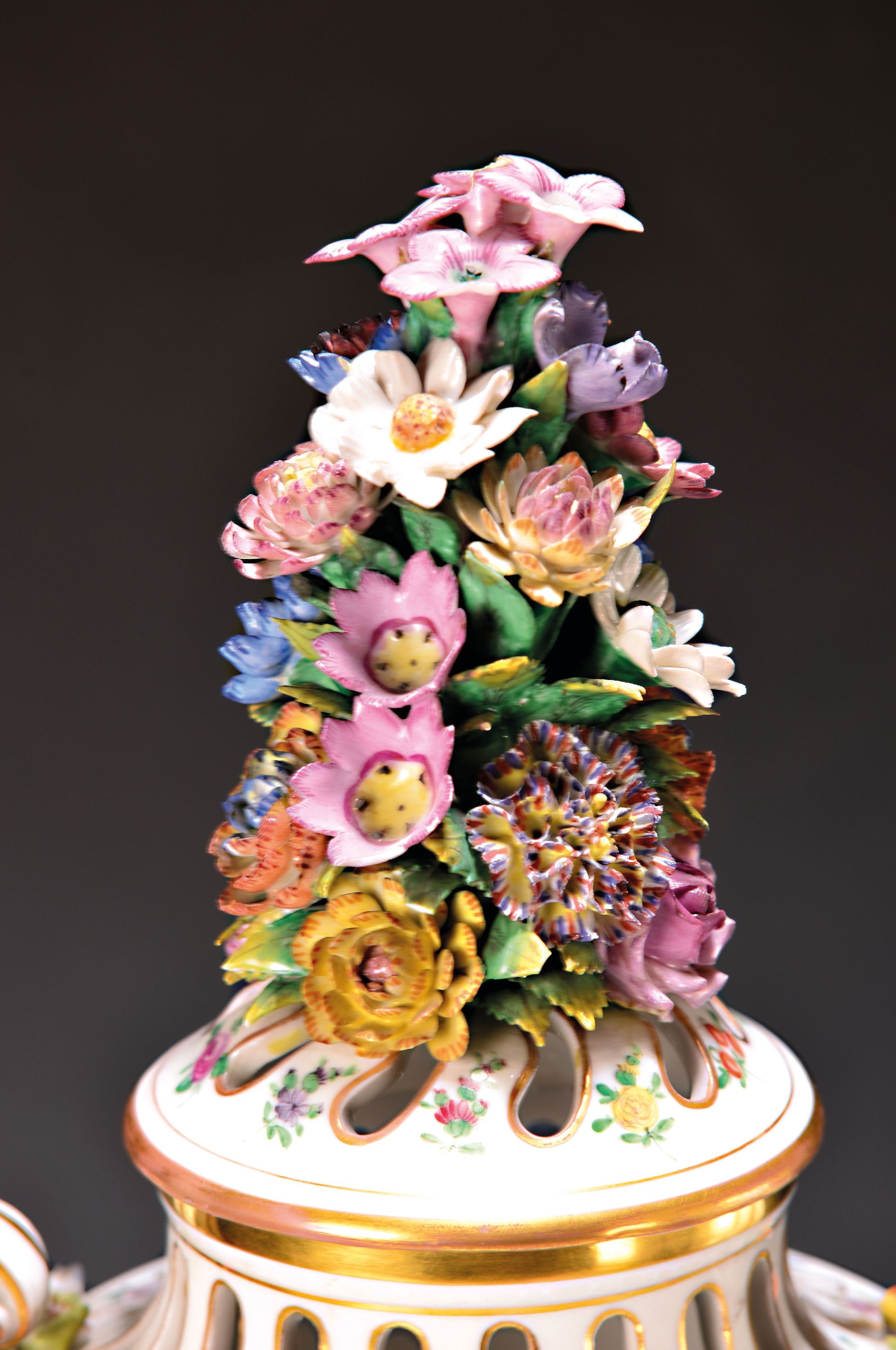 Detail b: Brule-de-Parfum, Carl Thieme Potschappel, um 1900, Porzellan, reich appliziert mit vollplastischen Blüten und Obst, Wandung mit zwei bunten galanten ...