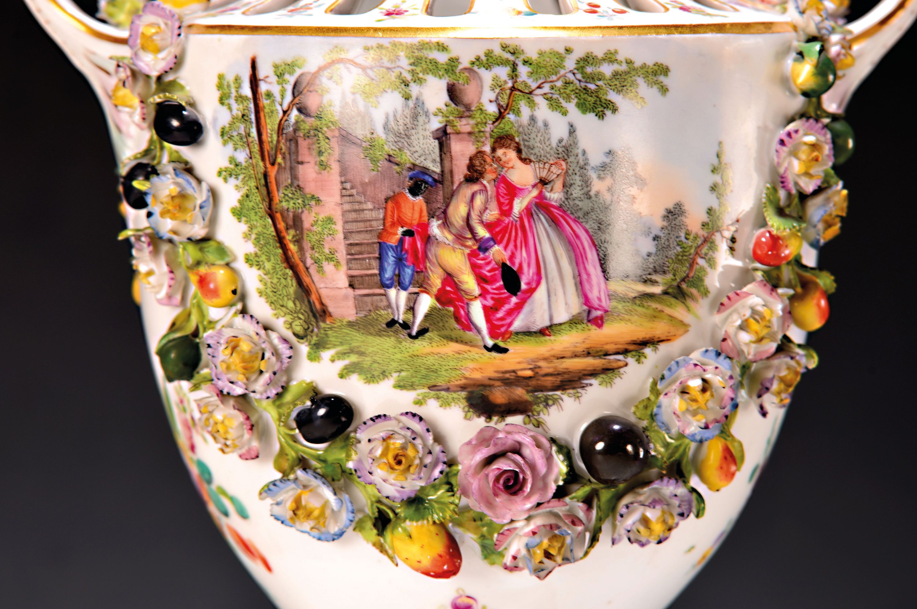 Detail c: Brule-de-Parfum, Carl Thieme Potschappel, um 1900, Porzellan, reich appliziert mit vollplastischen Blüten und Obst, Wandung mit zwei bunten galanten ...