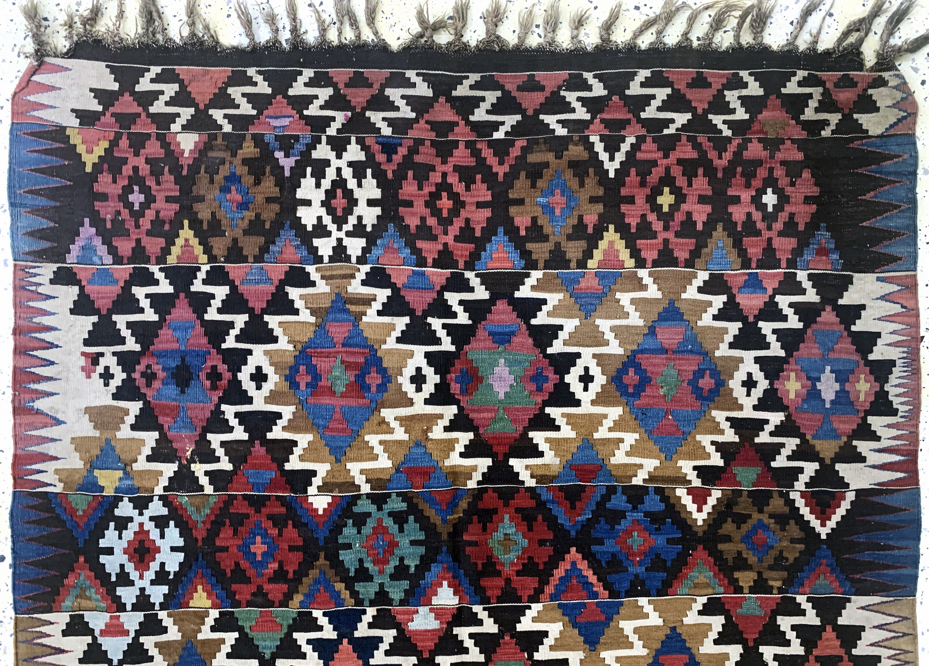 Detail a: Schirwan Kelim antik, Kaukasus, 19.Jhd, Wolle auf Wolle, ca. 258 x 145 cm, EHZ: 4 (Löcher)