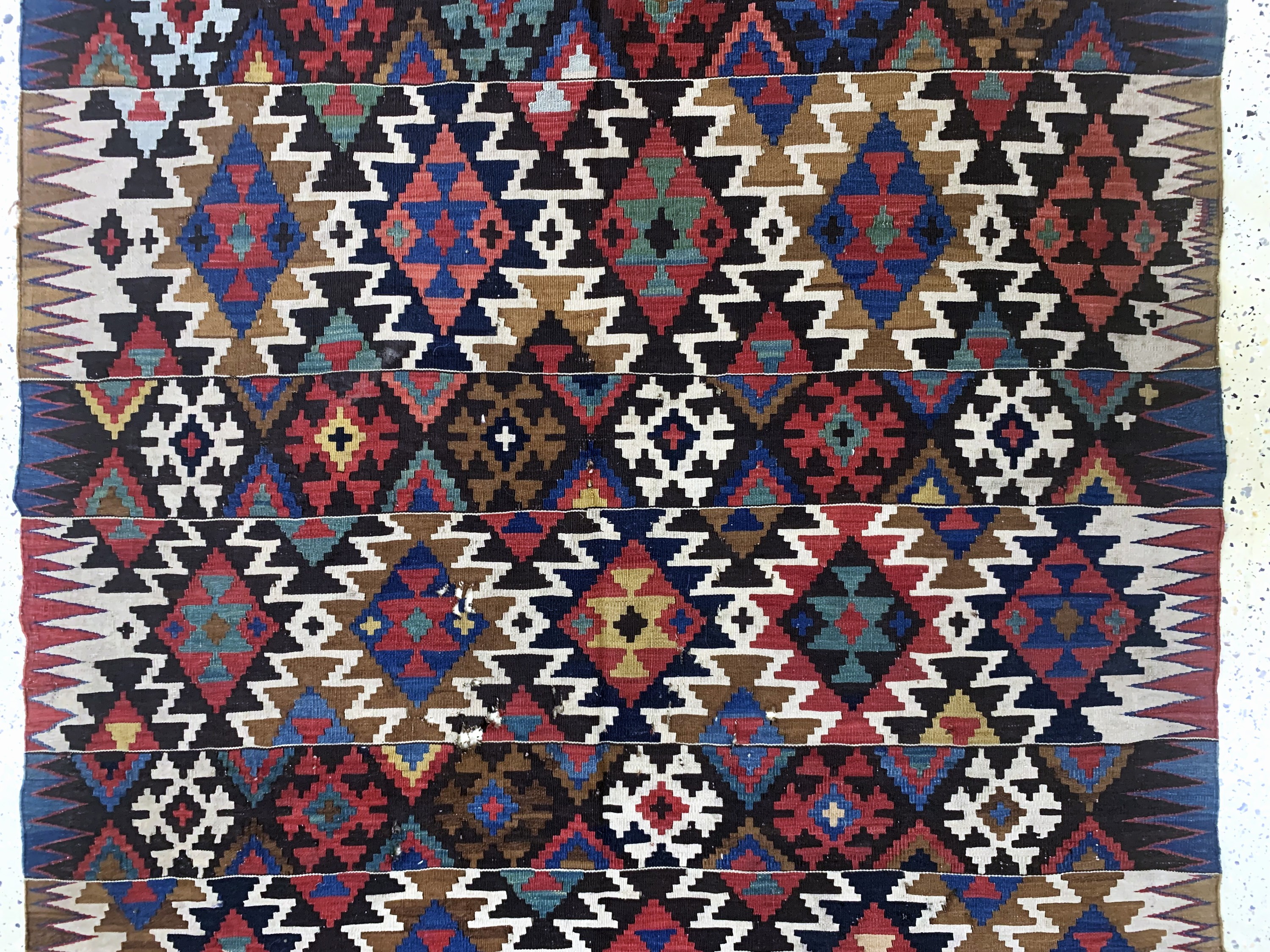 Detail b: Schirwan Kelim antik, Kaukasus, 19.Jhd, Wolle auf Wolle, ca. 258 x 145 cm, EHZ: 4 (Löcher)