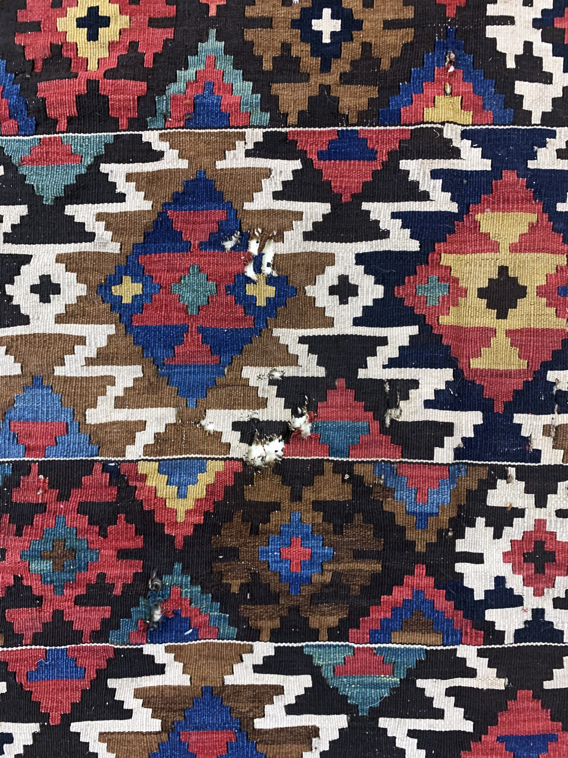 Detail e: Schirwan Kelim antik, Kaukasus, 19.Jhd, Wolle auf Wolle, ca. 258 x 145 cm, EHZ: 4 (Löcher)