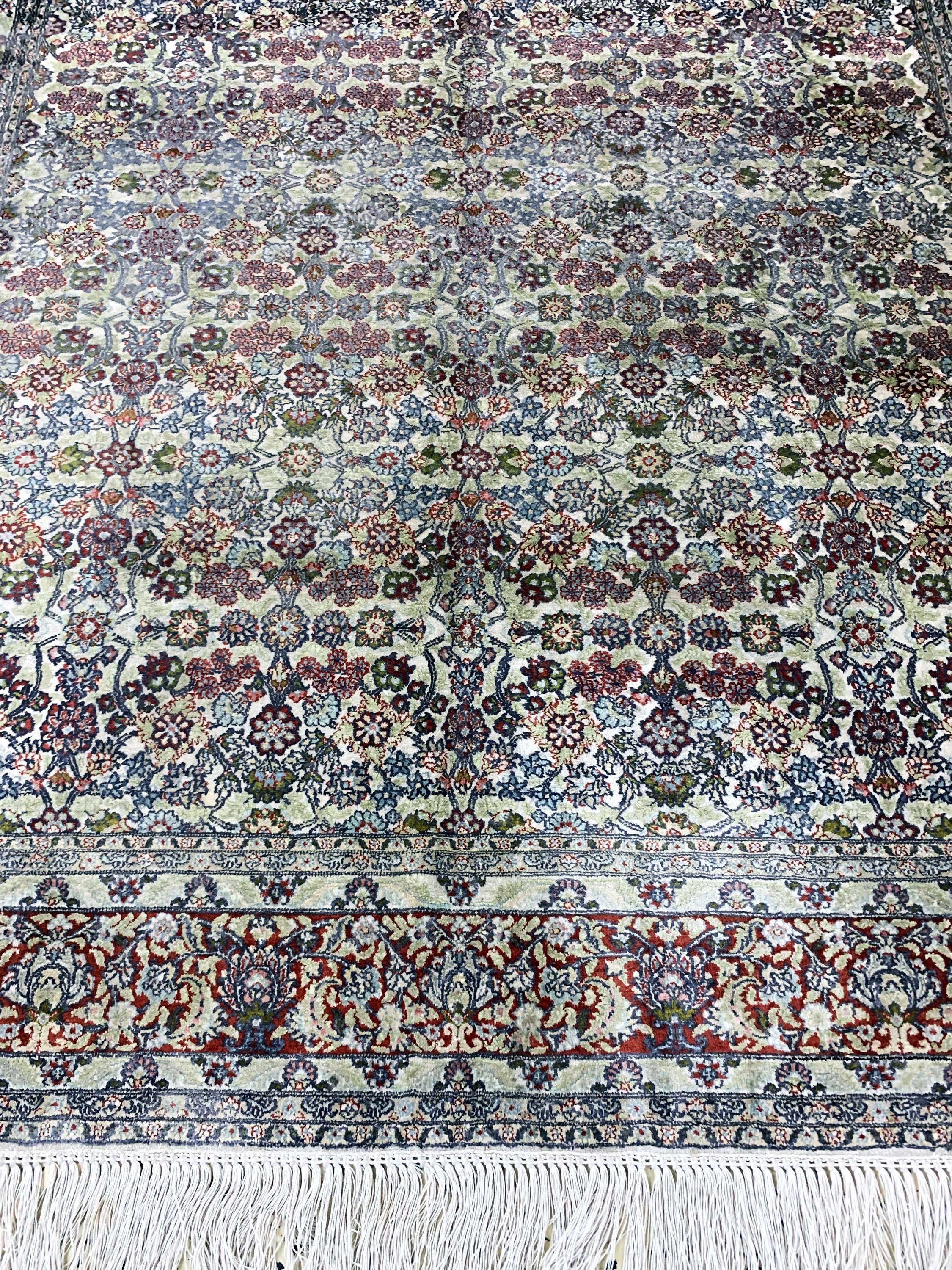 Detail c: Hereke Seide fein, China, Ende 20.Jhd, reine Naturseide, ca. 185 x 125 cm, Reinigungsbedürftig, EHZ: 2