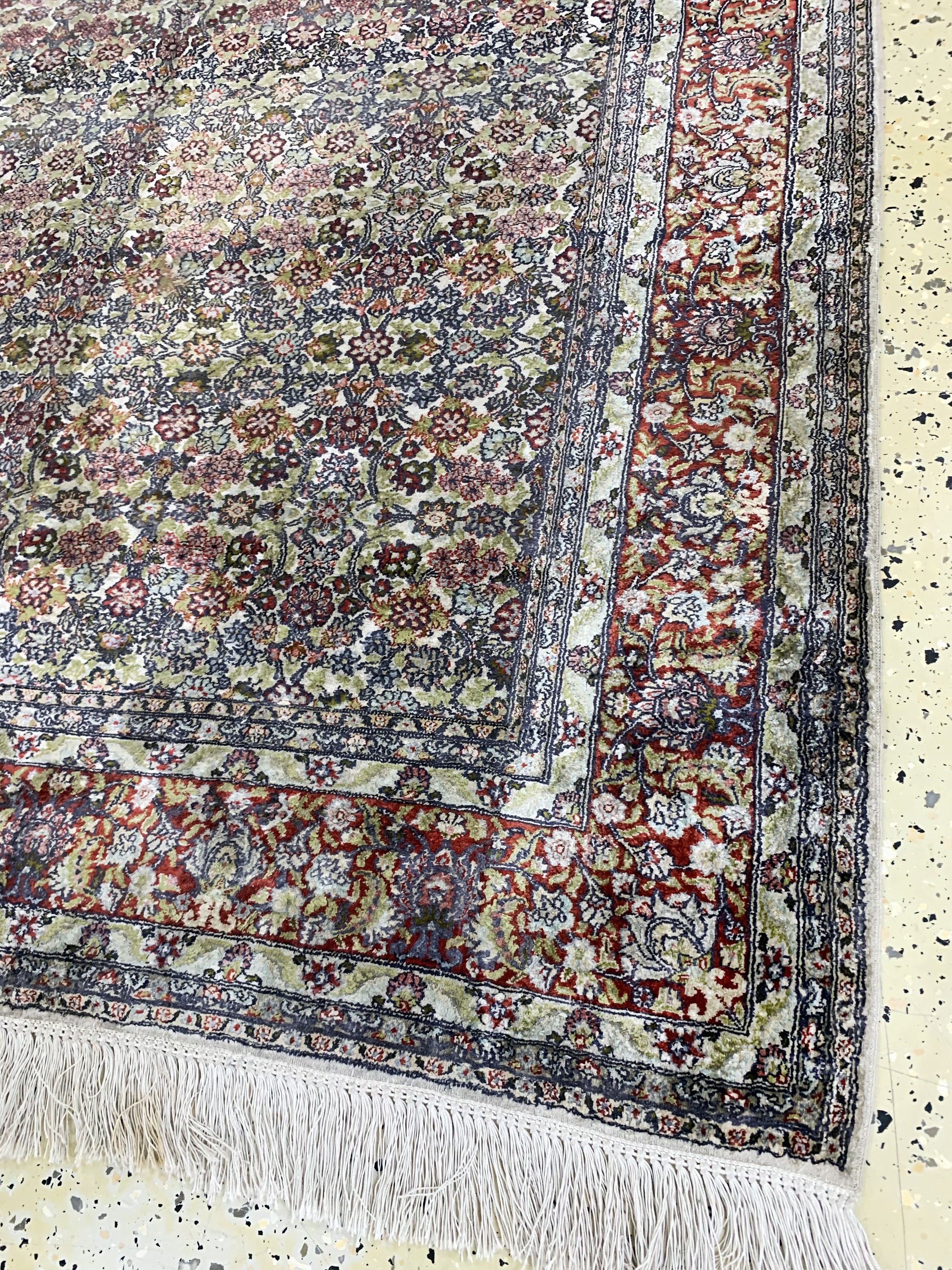 Detail d: Hereke Seide fein, China, Ende 20.Jhd, reine Naturseide, ca. 185 x 125 cm, Reinigungsbedürftig, EHZ: 2