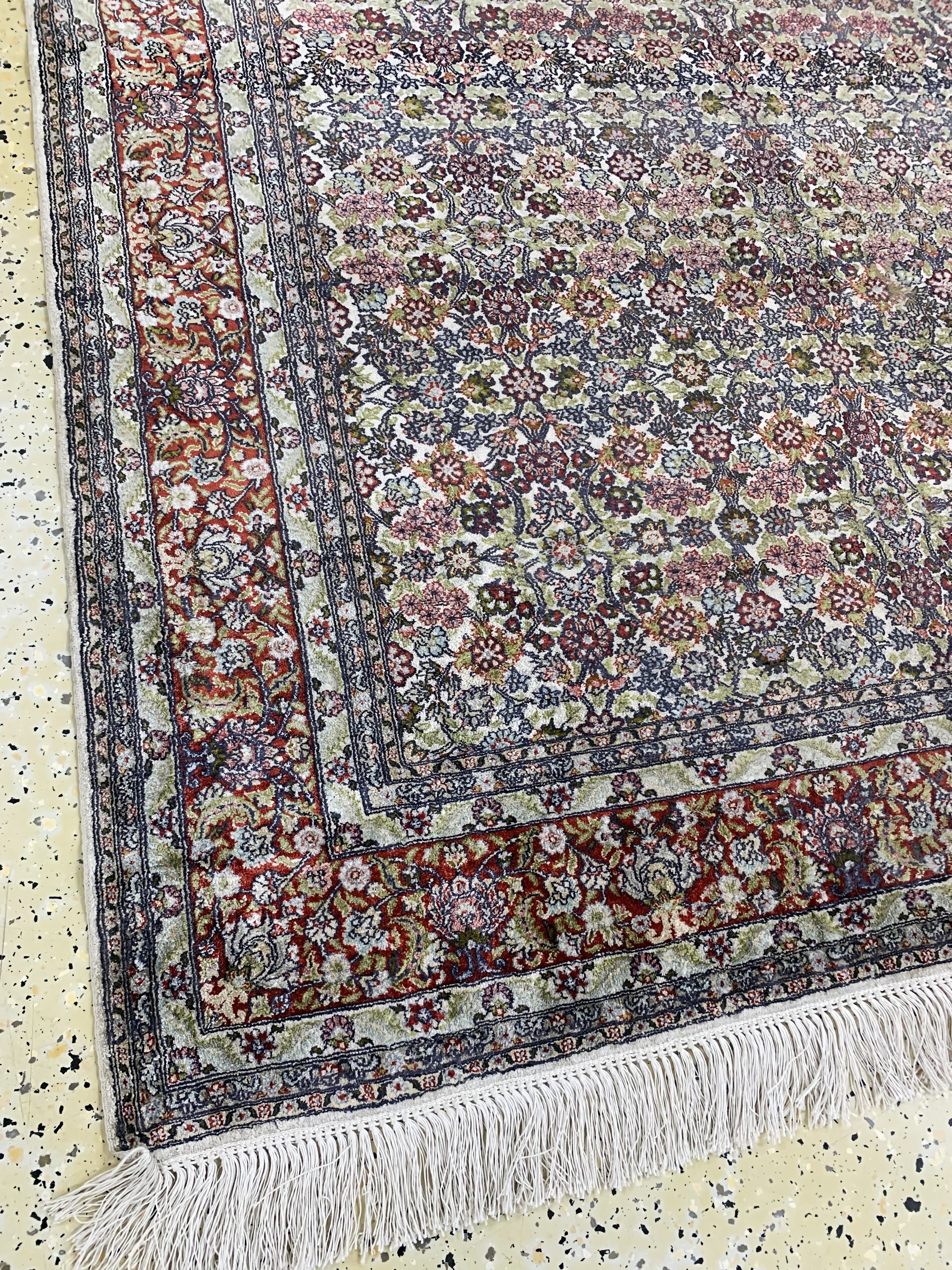 Detail e: Hereke Seide fein, China, Ende 20.Jhd, reine Naturseide, ca. 185 x 125 cm, Reinigungsbedürftig, EHZ: 2