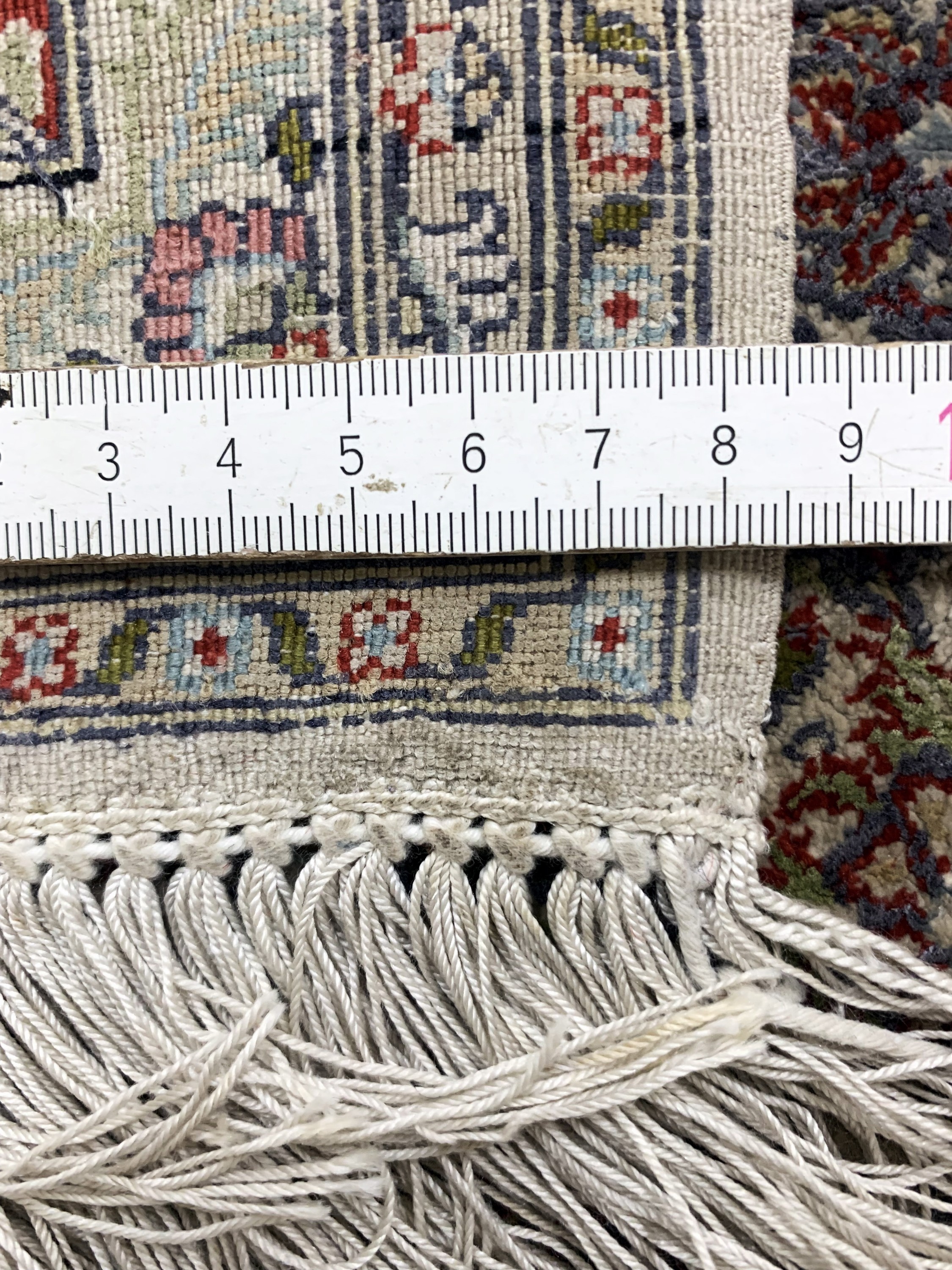 Detail g: Hereke Seide fein, China, Ende 20.Jhd, reine Naturseide, ca. 185 x 125 cm, Reinigungsbedürftig, EHZ: 2