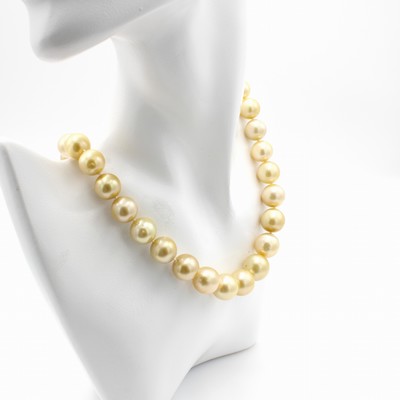 26966603a - Collier aus Südseezuchtperlen und Brillanten, Kugelschl. GG 750/000 mattiert und ...