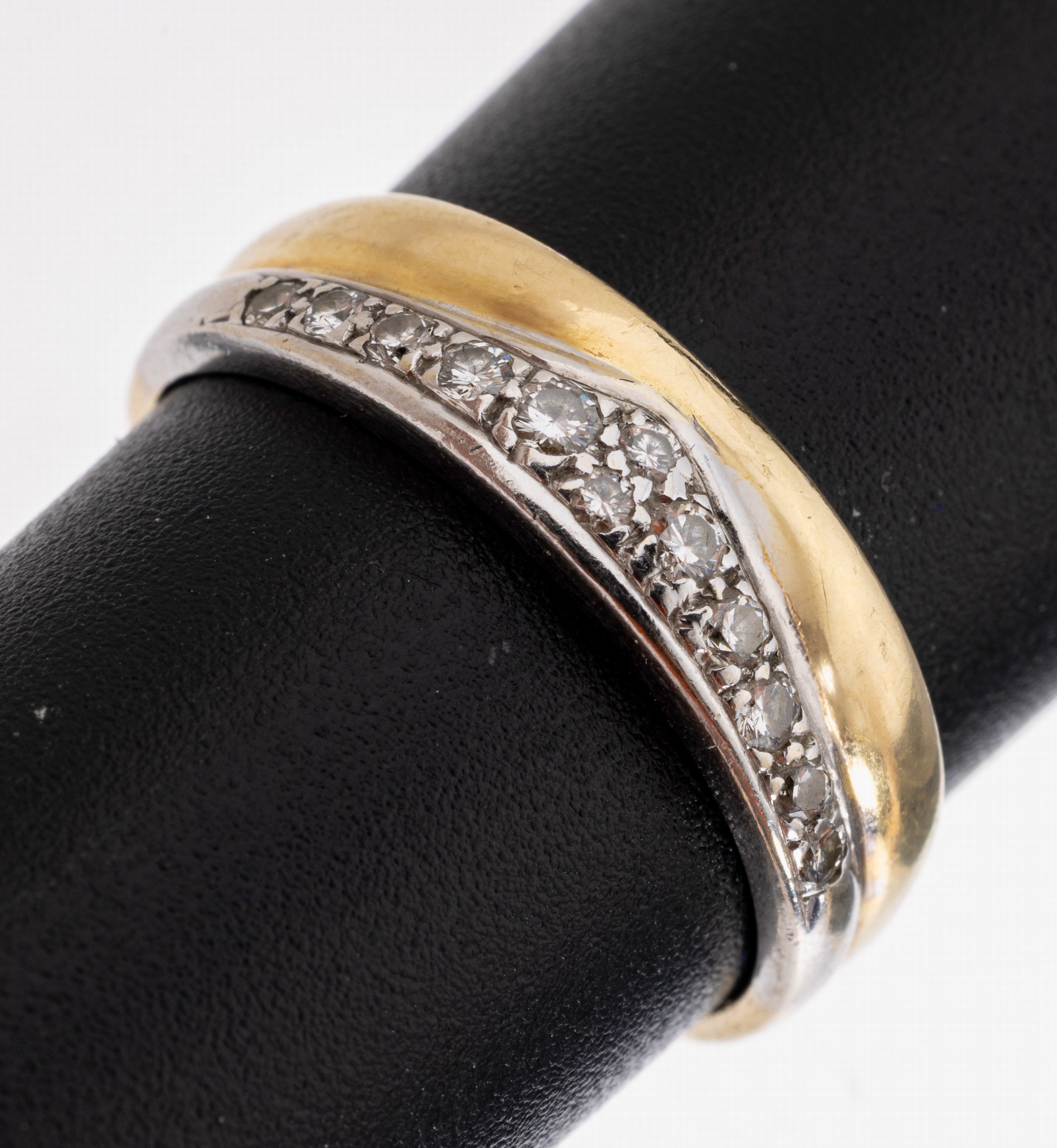 14 kt Gold Brillant-Ring, GG/WG 585/000, 12Brillanten zus. ca. 0.12 ct Weiß/si, ca. 2.4 g, RW 52