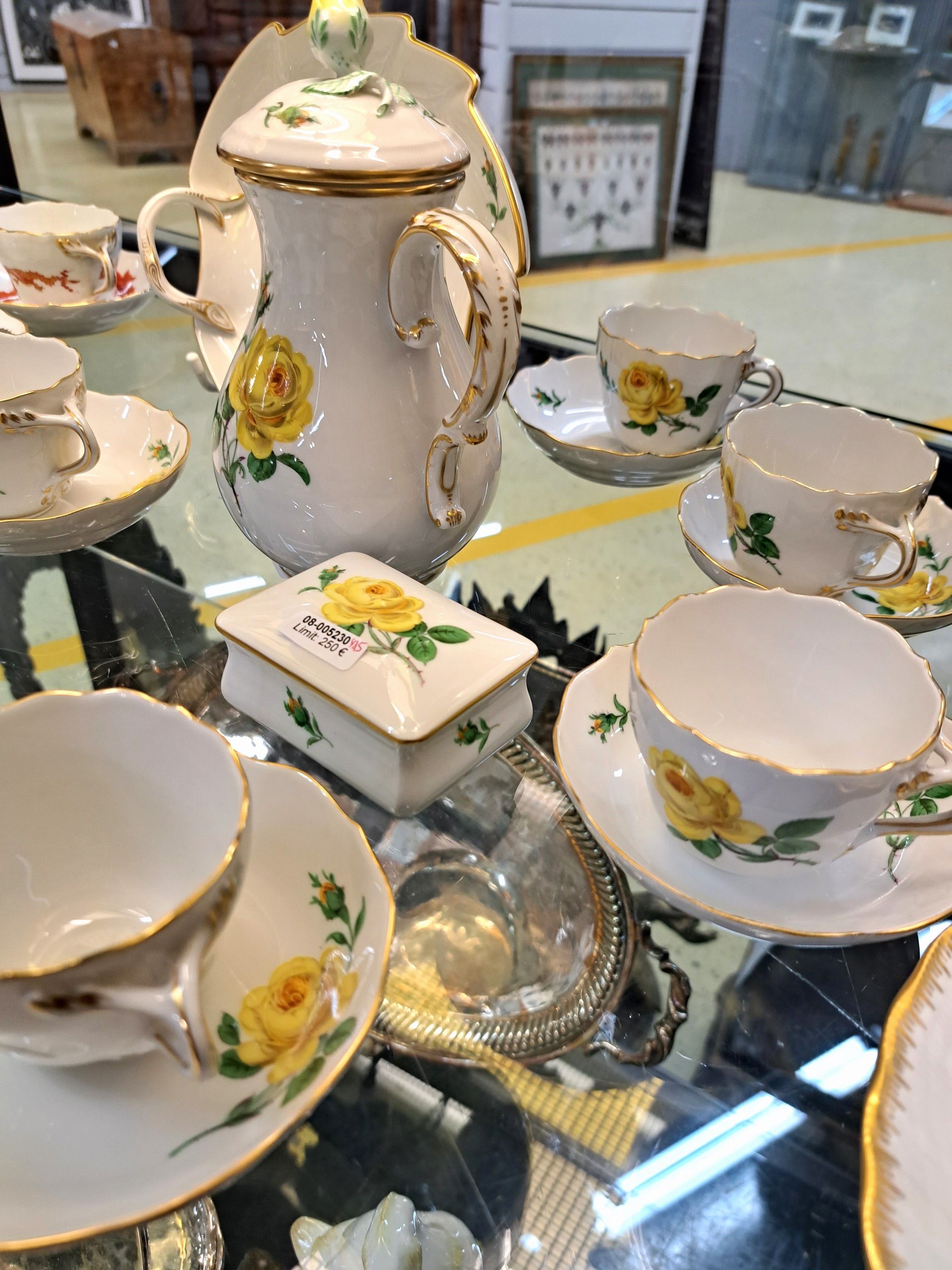 Detail a: Mokkaservice, Meissen, 2. Hälfte 20. Jh., Mokkakanne, Blattschale, Deckeldose, sechs Tassen mit Untertassen, gelbe Rose, Goldrand, 2. Wahl