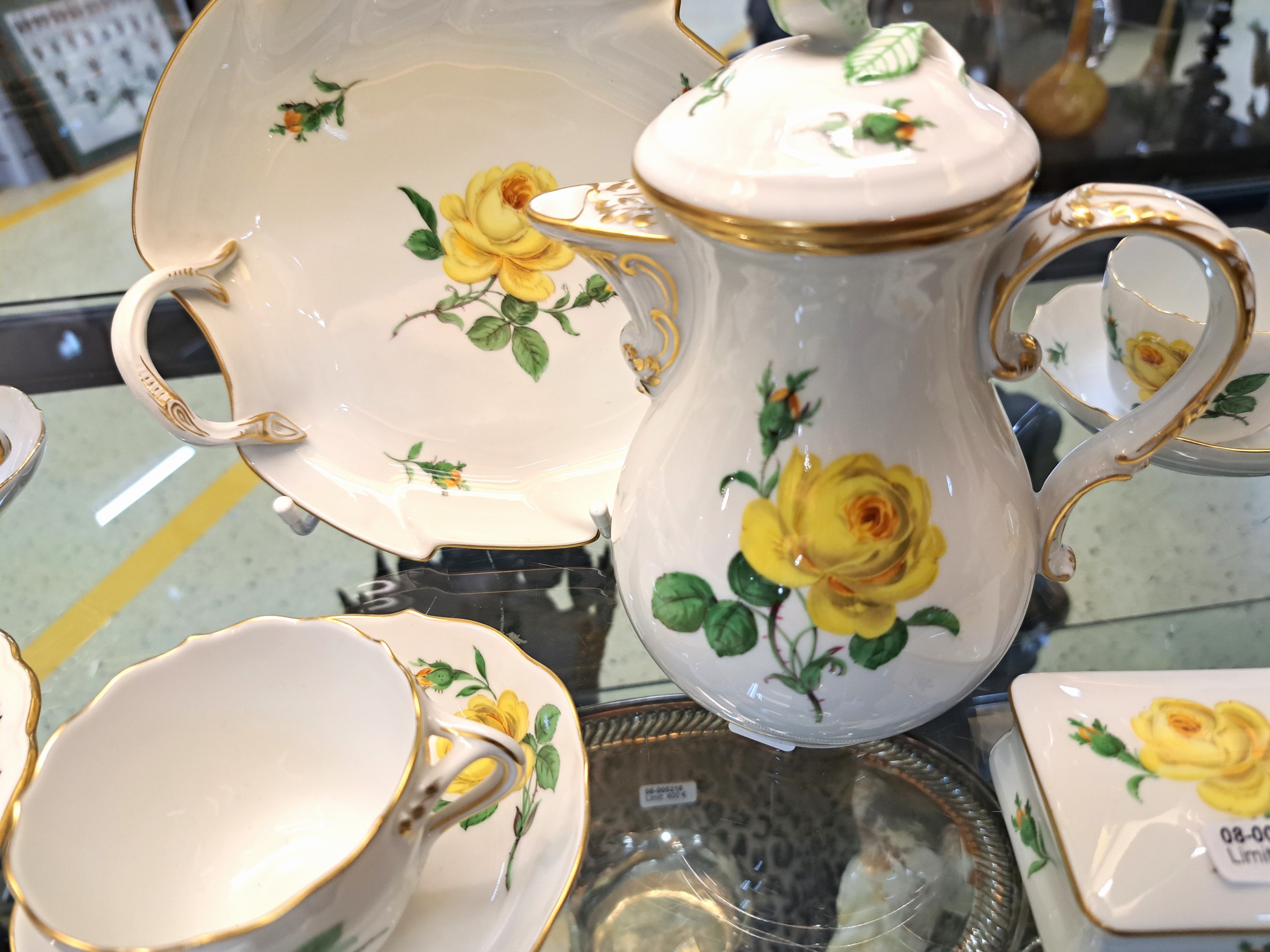 Detail b: Mokkaservice, Meissen, 2. Hälfte 20. Jh., Mokkakanne, Blattschale, Deckeldose, sechs Tassen mit Untertassen, gelbe Rose, Goldrand, 2. Wahl