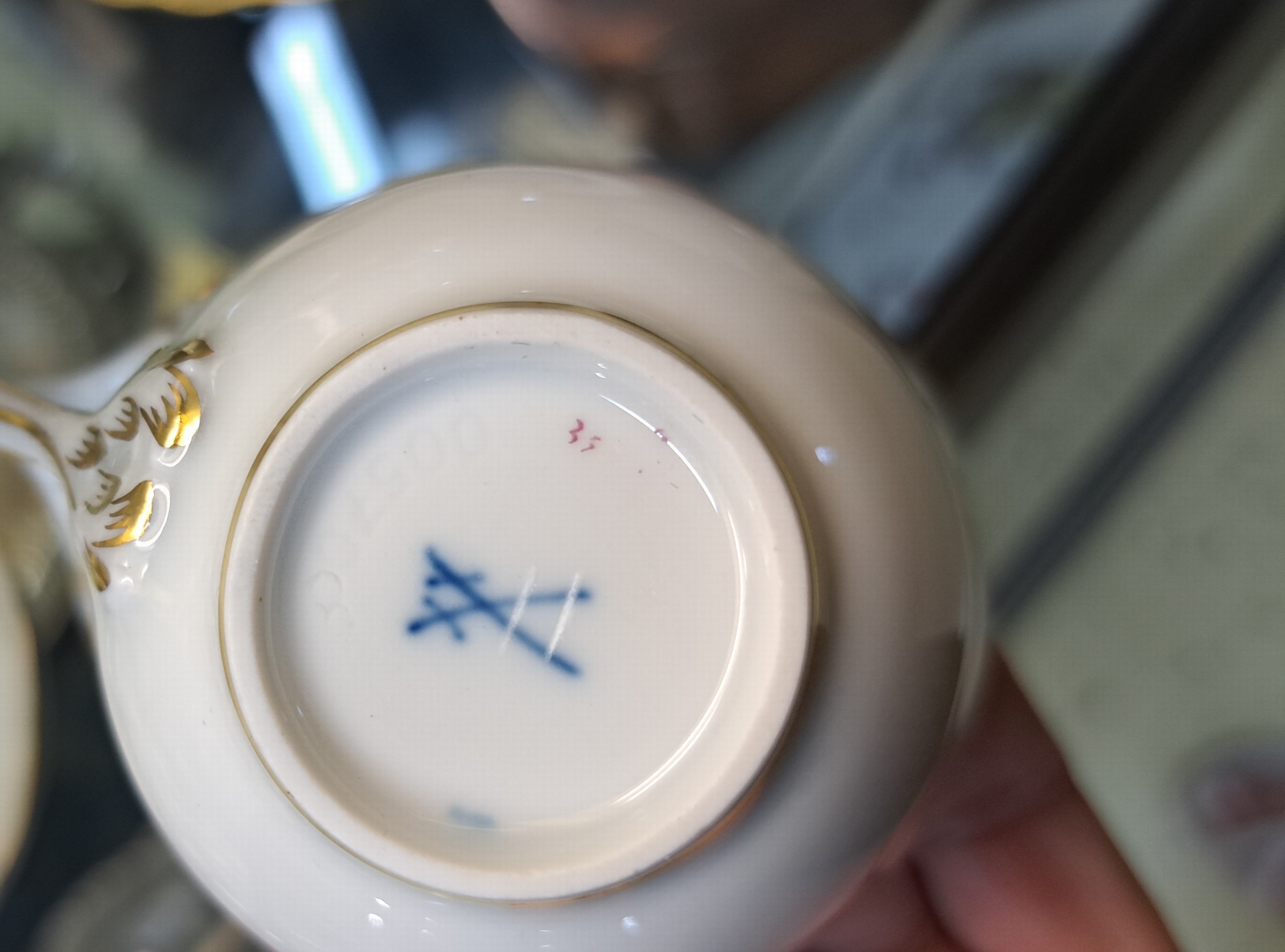 Detail c: Mokkaservice, Meissen, 2. Hälfte 20. Jh., Mokkakanne, Blattschale, Deckeldose, sechs Tassen mit Untertassen, gelbe Rose, Goldrand, 2. Wahl