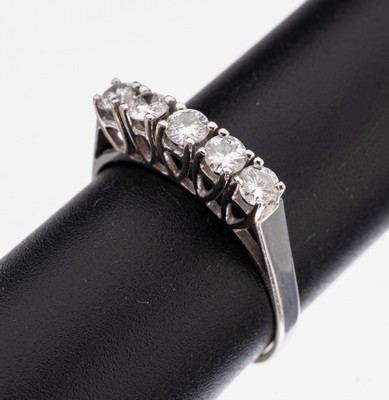 Image 26966881 - 14 kt Gold Brillant-Ring, WG 585/000, 5 Brillanten zus. ca. 0.50 ct Weiß/p, RW ...