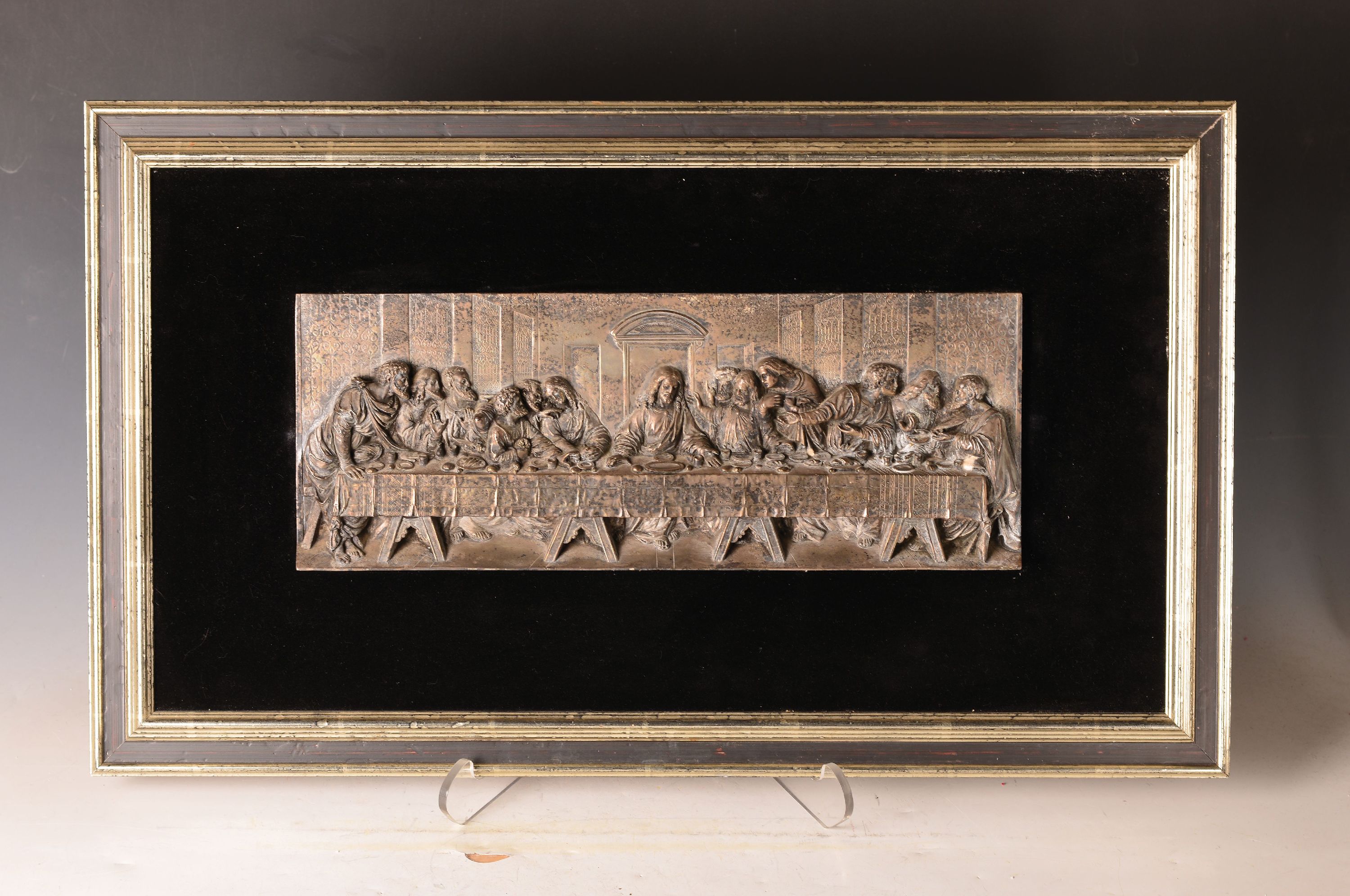 Detail k: Reliefplatte das letzte Abendmahl, 20.Jh., Metall versilbert, Hochrelief, Motiv nach dem Fresko Leonardo da Vincis, ungemarkt, auf schwarzen Samt ...