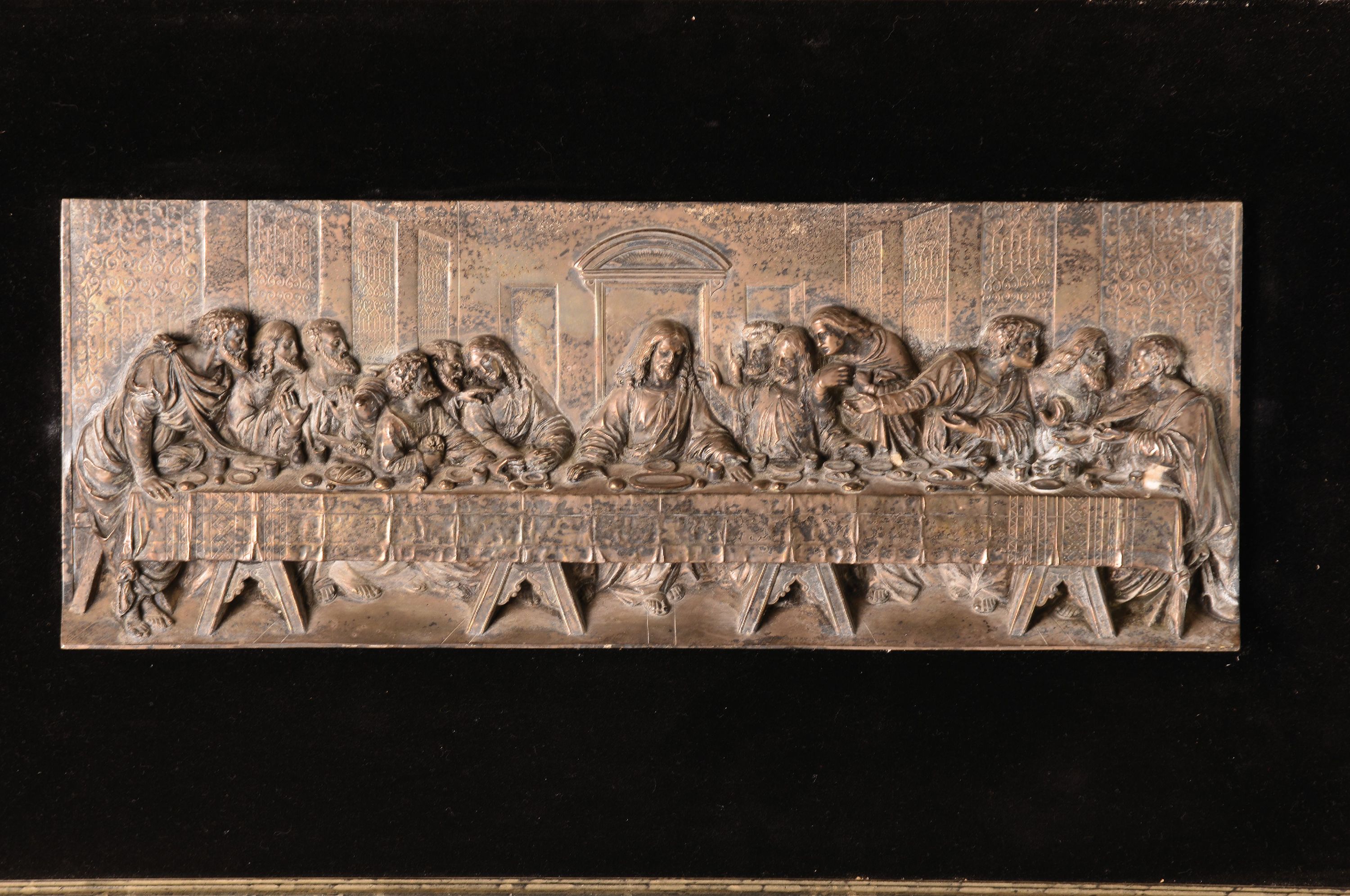 Detail l: Reliefplatte das letzte Abendmahl, 20.Jh., Metall versilbert, Hochrelief, Motiv nach dem Fresko Leonardo da Vincis, ungemarkt, auf schwarzen Samt ...
