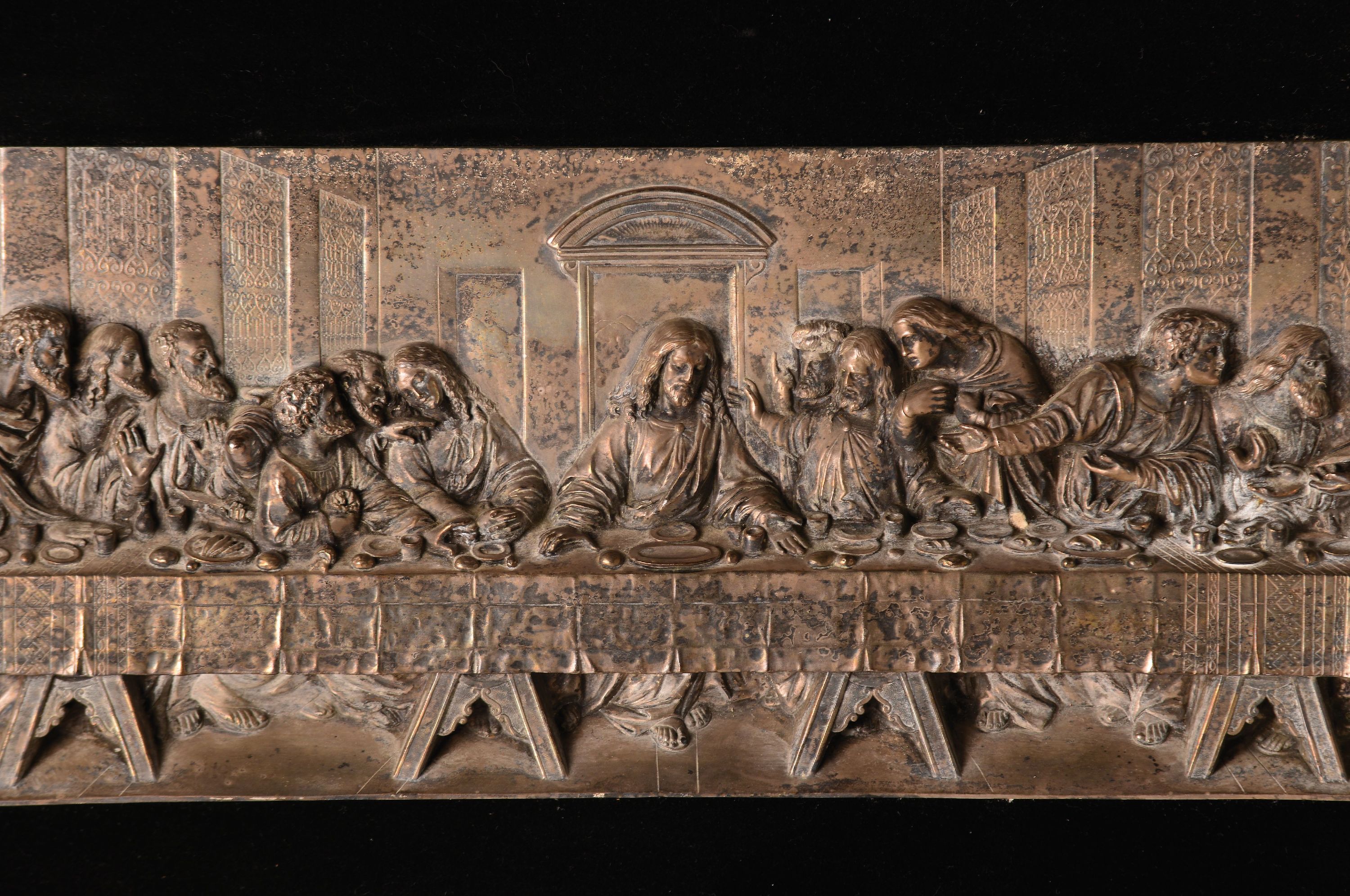 Detail m: Reliefplatte das letzte Abendmahl, 20.Jh., Metall versilbert, Hochrelief, Motiv nach dem Fresko Leonardo da Vincis, ungemarkt, auf schwarzen Samt ...