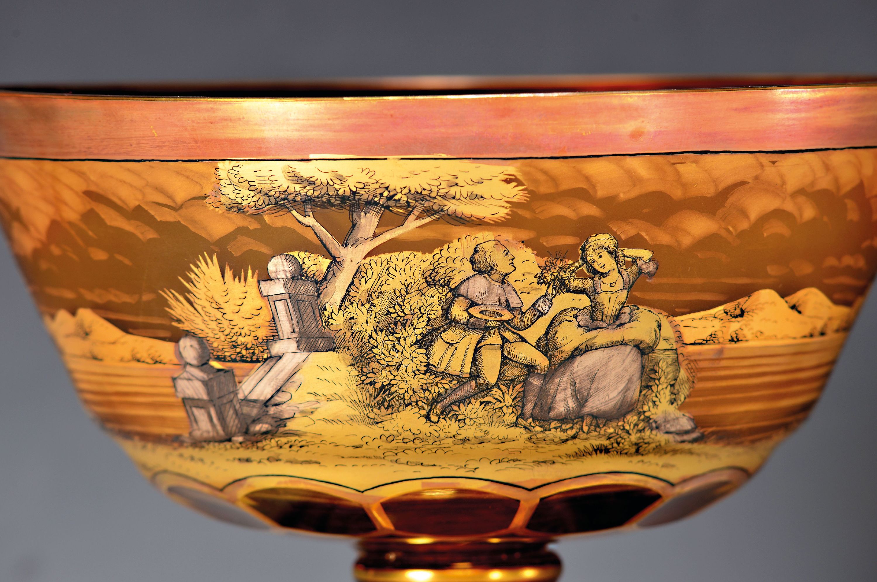 Detail a: Fußschale, Böhmen, 1930er Jahre, gelb gebeiztes Kristallglas, umlaufender Dekor von Personen in Landschaft in Gold und Silber, H. ca. 17.5cm, D. ...