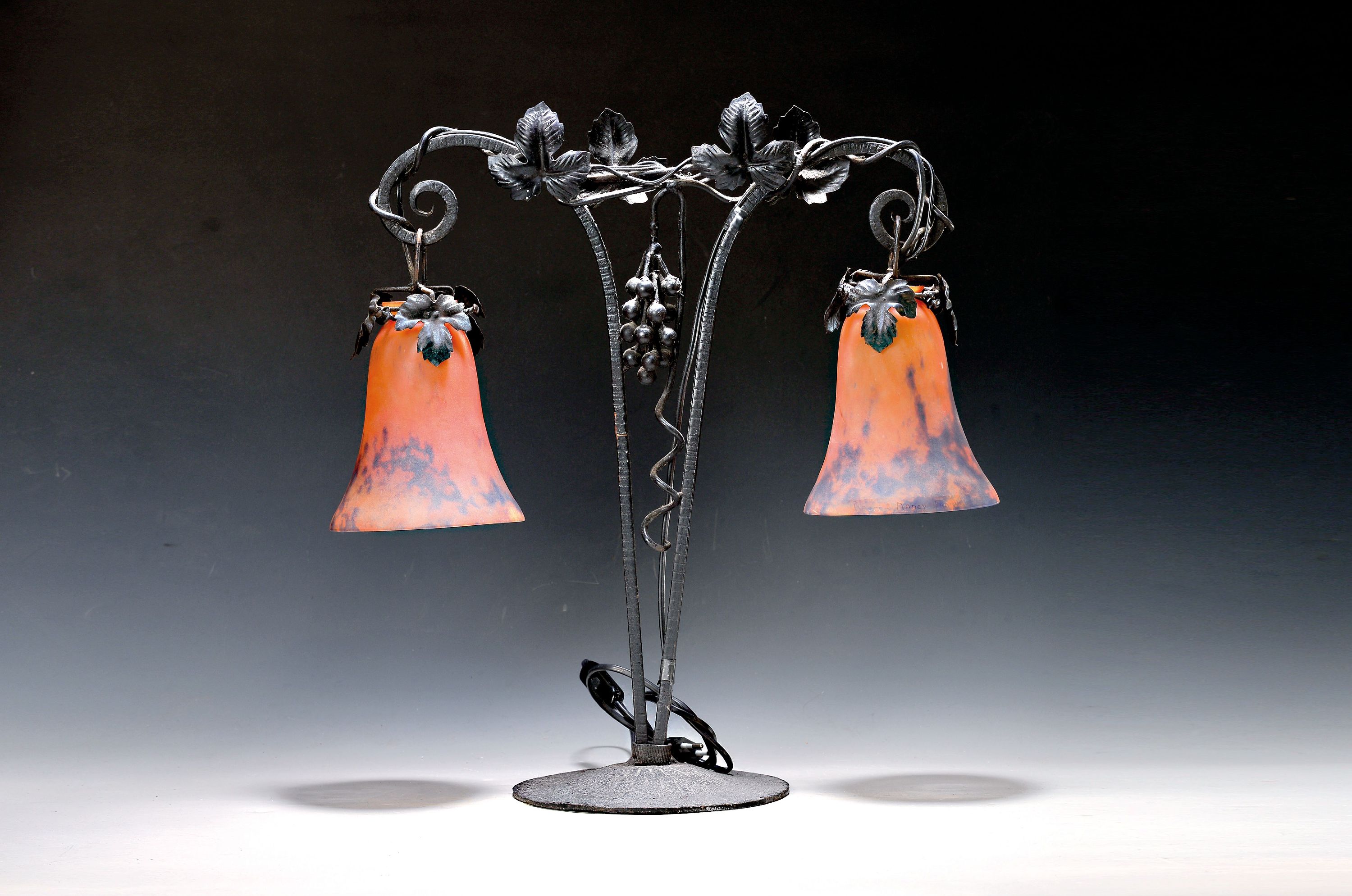 Image 26966938 - Tischlampe mit zwei Glockenschirmen sign. Daum Nancy France, um 190010, Montur ...