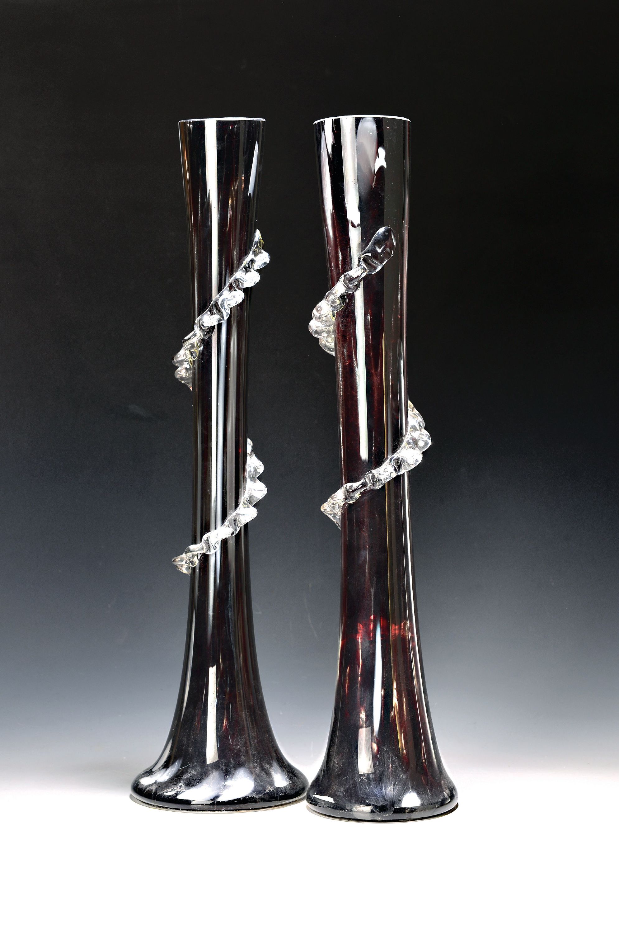 Image 26966939 - Paar große Vasen, Murano, 2.H.20.Jh., dunkelrote und weiße Einschmelzungen, ...