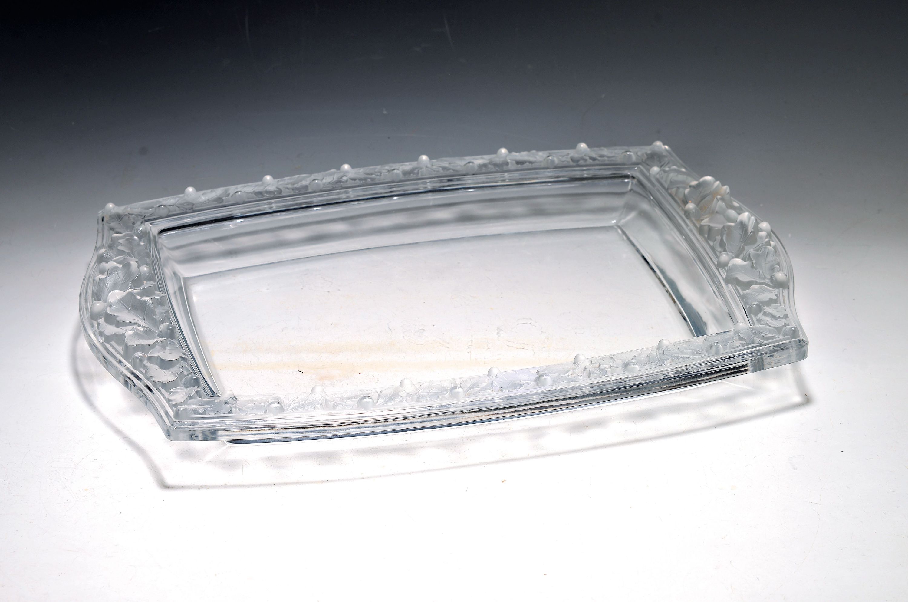 Image 26966943 - Große rechteckige Schale mit Eichenlaubdekor ´Chene´, Lalique, Frankreich, um 1943, ...