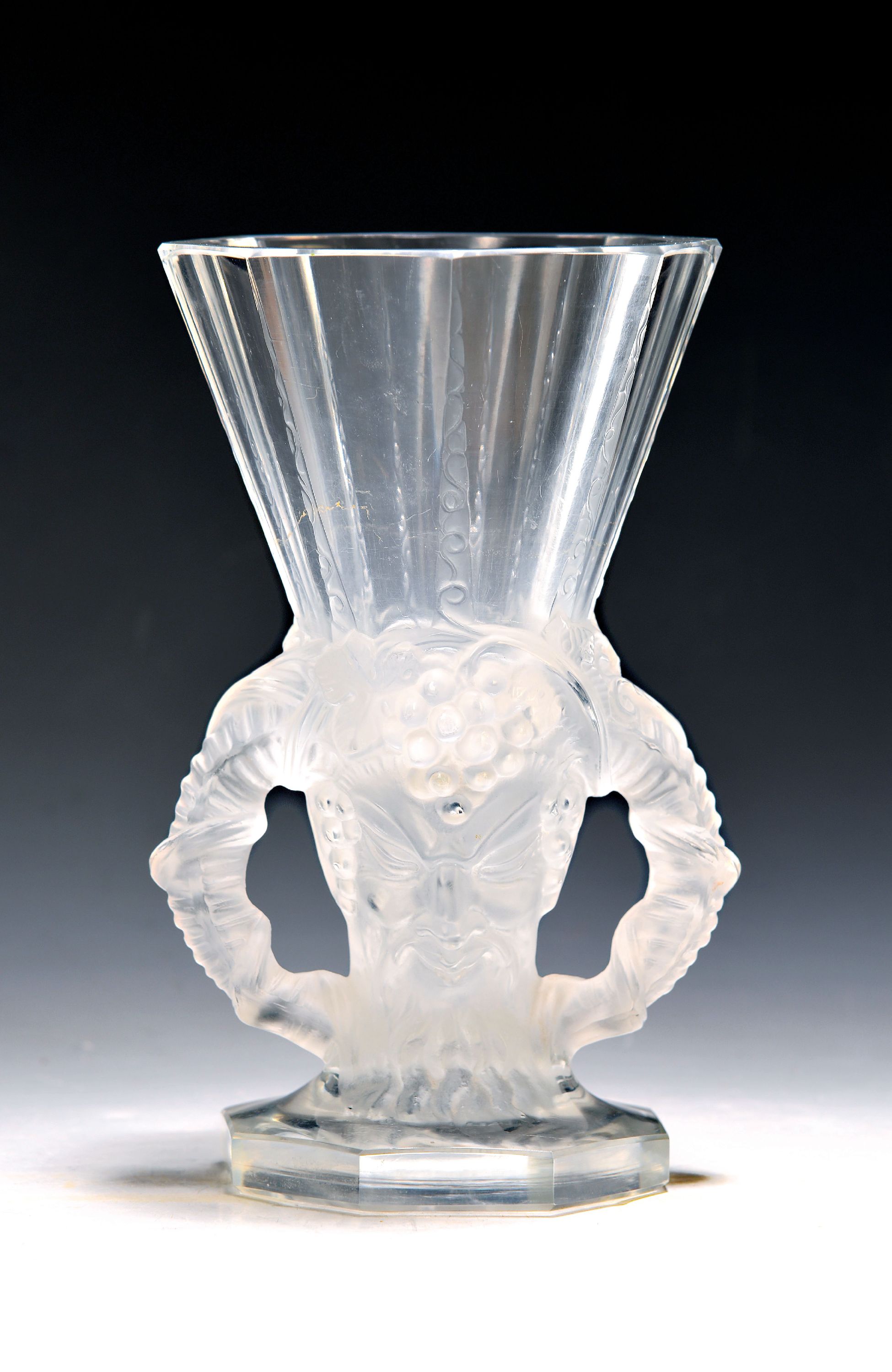 Image 26966948 - Vase ´Faune´, Lalique, Entwurf 1931, Ausformung bis 1951, kristallweißes reliefiertes ...