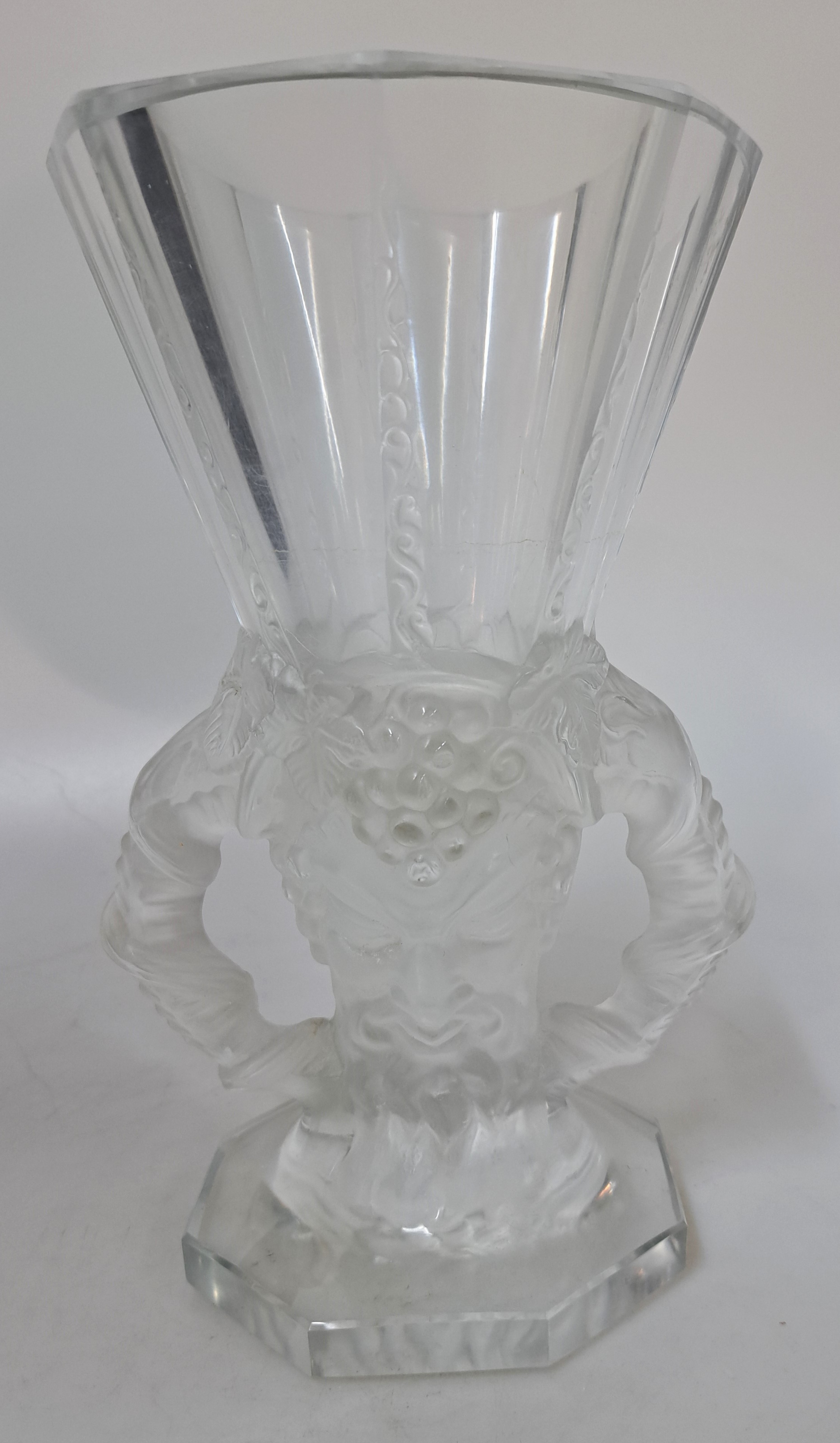 Detail a: Vase "Faune", Lalique, Entwurf 1931, Ausformung bis 1951, kristallweißes reliefiertes Glas, teilmattiert, achtfach facettiert, am Boden ...
