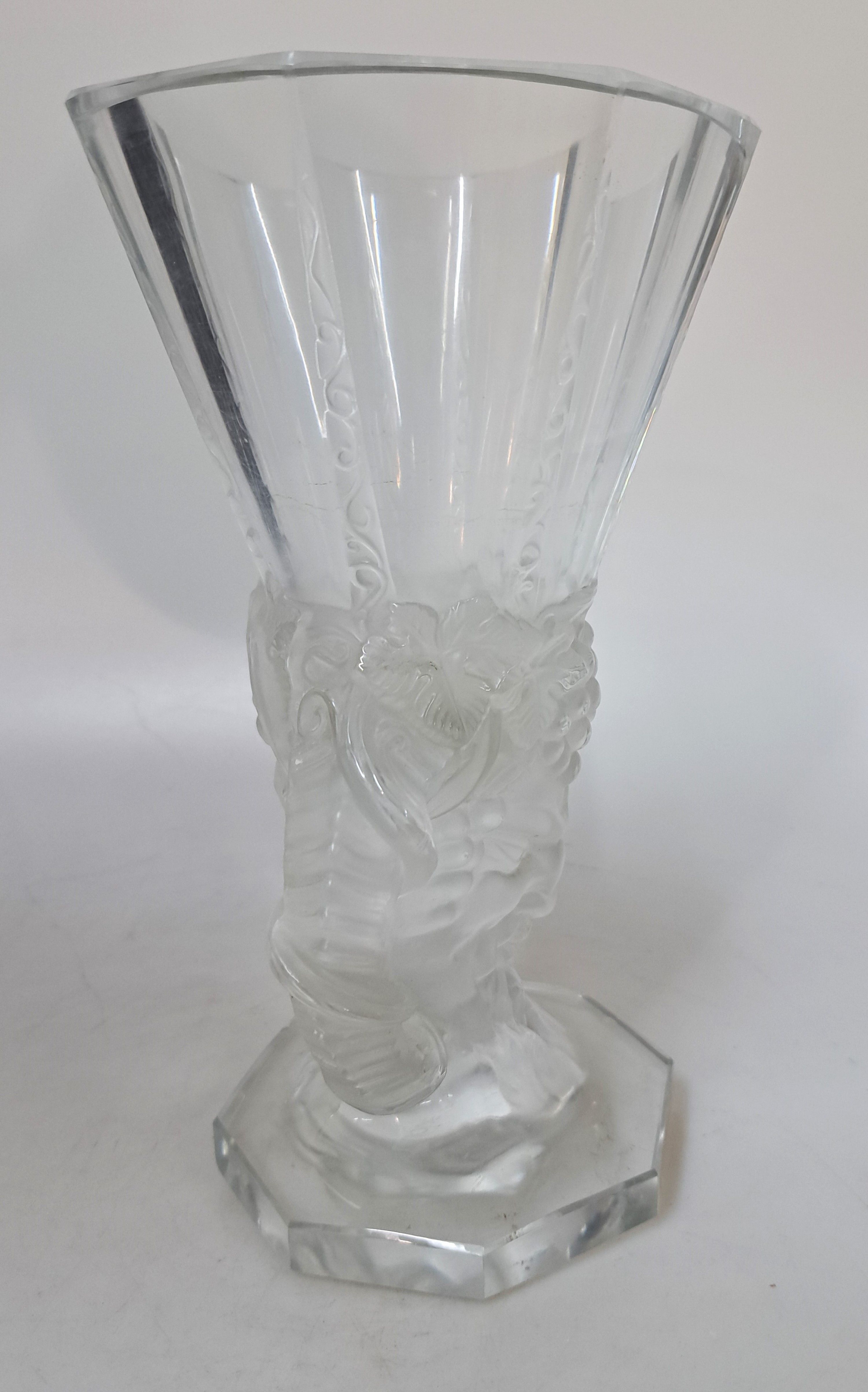 Detail b: Vase "Faune", Lalique, Entwurf 1931, Ausformung bis 1951, kristallweißes reliefiertes Glas, teilmattiert, achtfach facettiert, am Boden ...