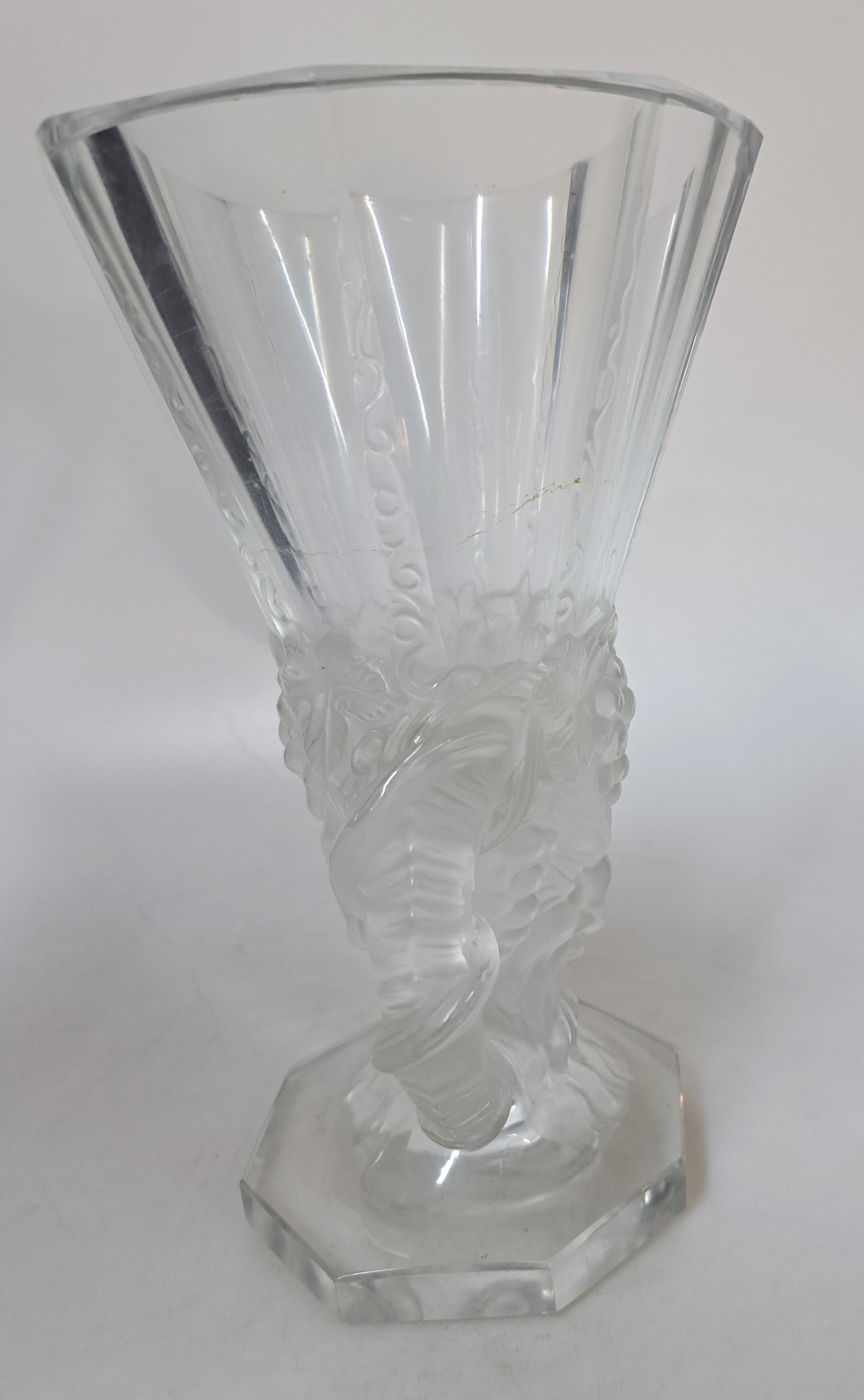 Detail c: Vase "Faune", Lalique, Entwurf 1931, Ausformung bis 1951, kristallweißes reliefiertes Glas, teilmattiert, achtfach facettiert, am Boden ...