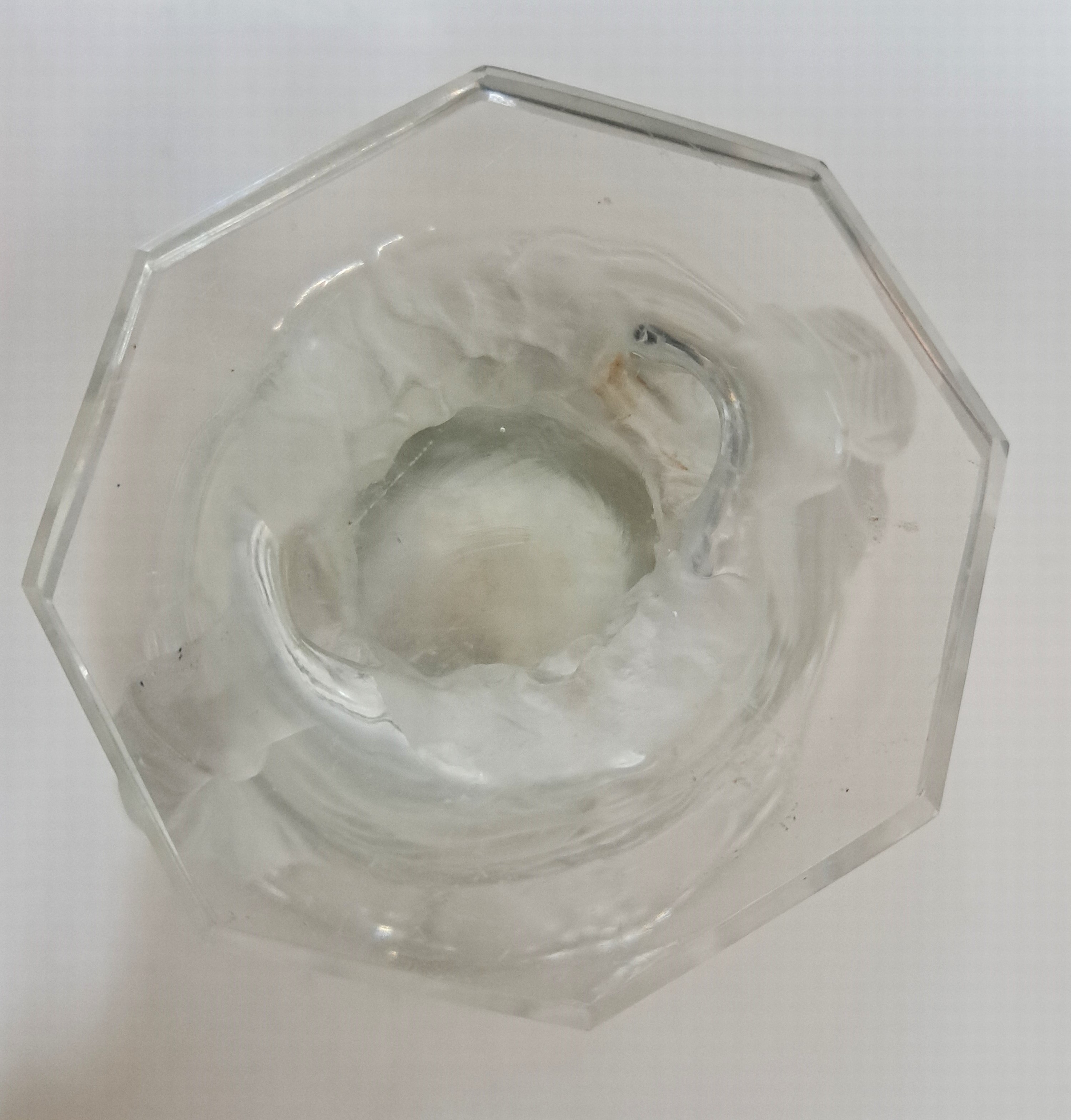 Detail d: Vase "Faune", Lalique, Entwurf 1931, Ausformung bis 1951, kristallweißes reliefiertes Glas, teilmattiert, achtfach facettiert, am Boden ...