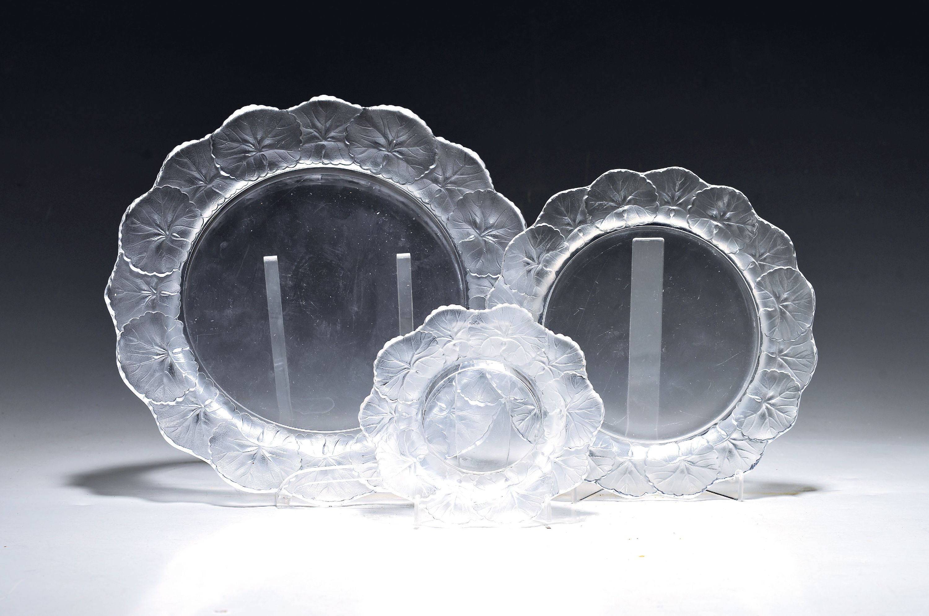 Image 26966952 - 12 Teller/Schälchen, Lalique, Blätterdekor auf dem Rand, nach 1960, je 4x ca. 28/21/15 ...