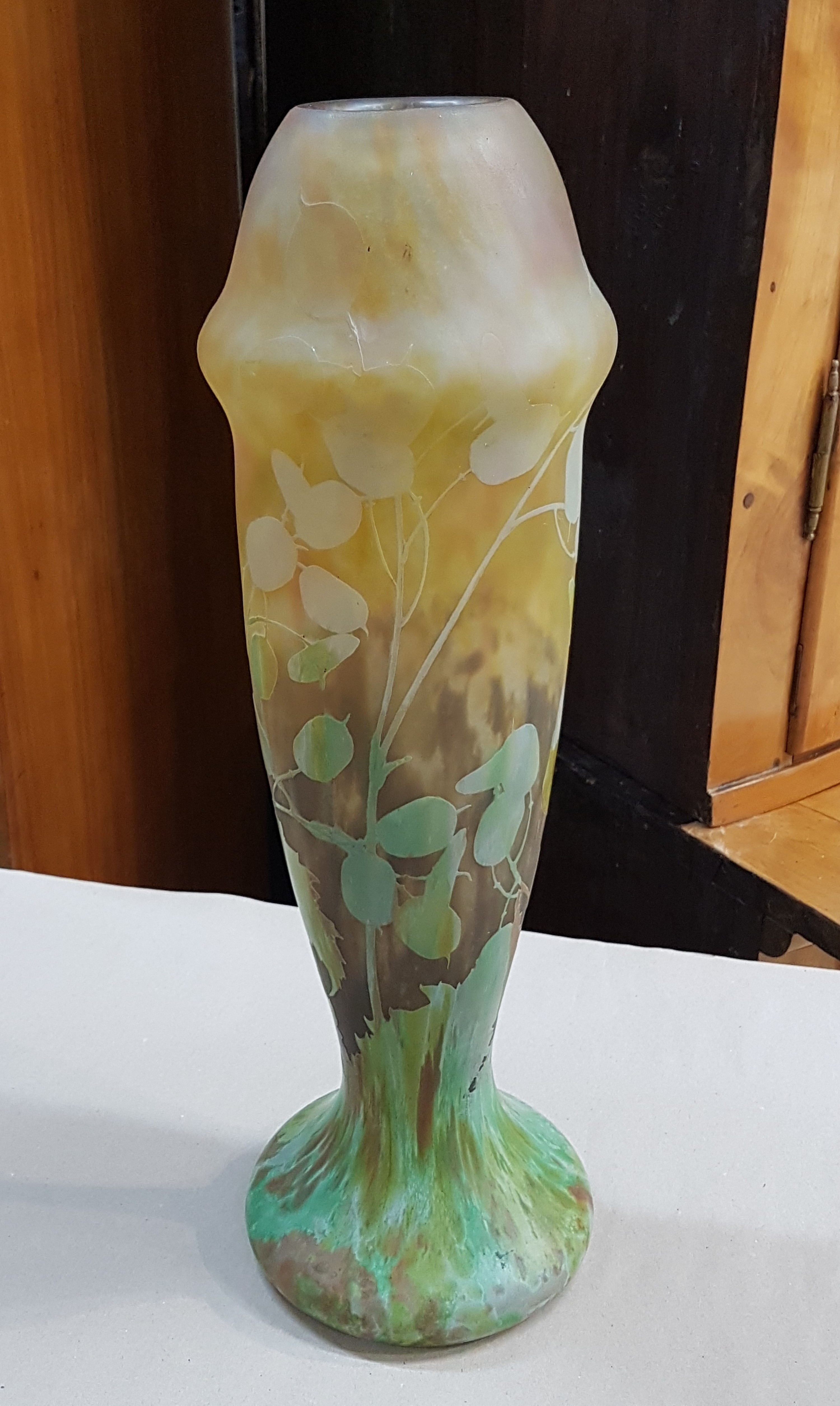 Detail b: Große Jugendstilvase, Daum Nancy, um 1903, Dekor Silberblatt (Lunaria), Schichtglas mit gelben, rötlichen und braunen Einpuderungen u. ...