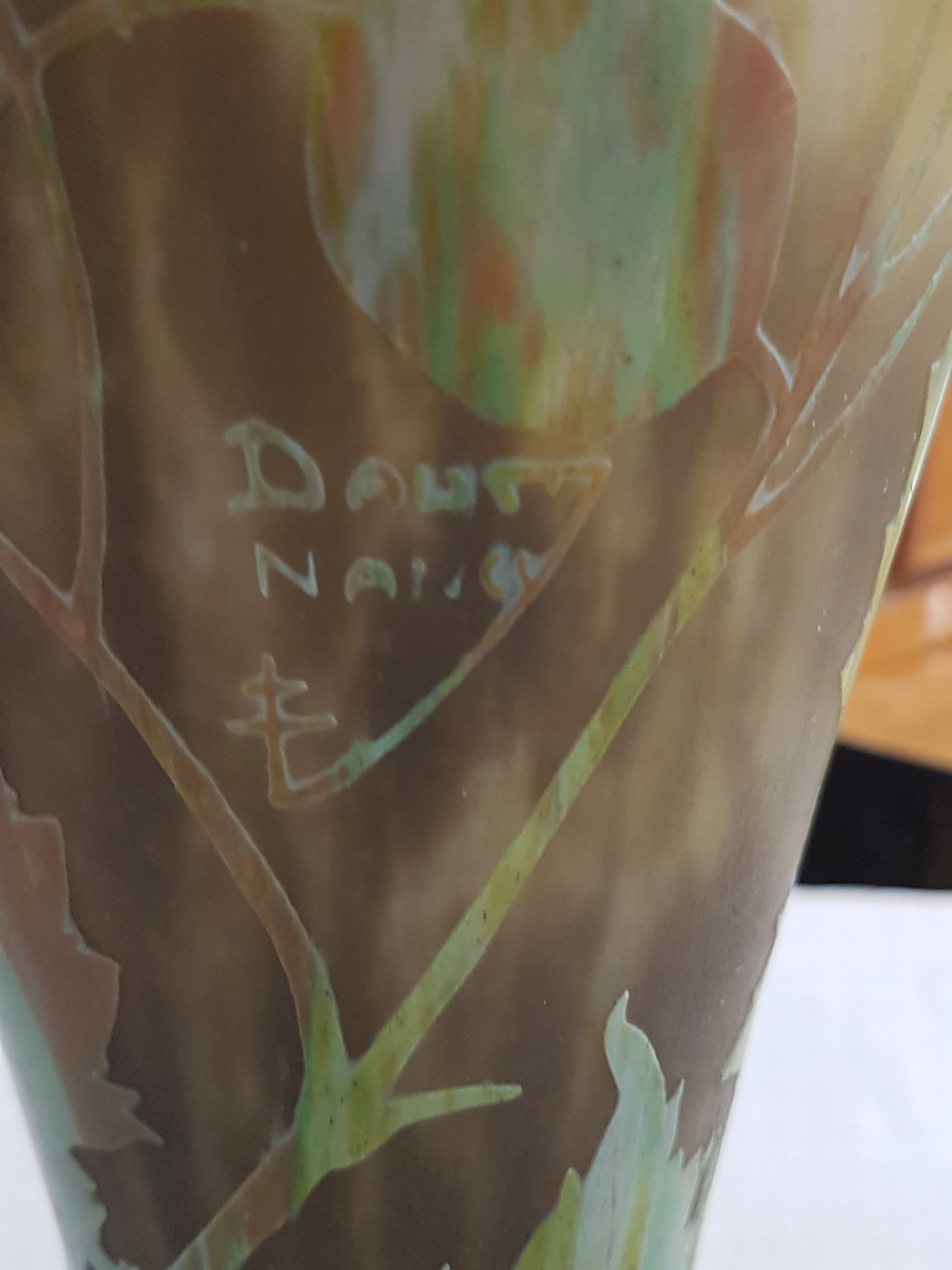 Detail d: Große Jugendstilvase, Daum Nancy, um 1903, Dekor Silberblatt (Lunaria), Schichtglas mit gelben, rötlichen und braunen Einpuderungen u. ...