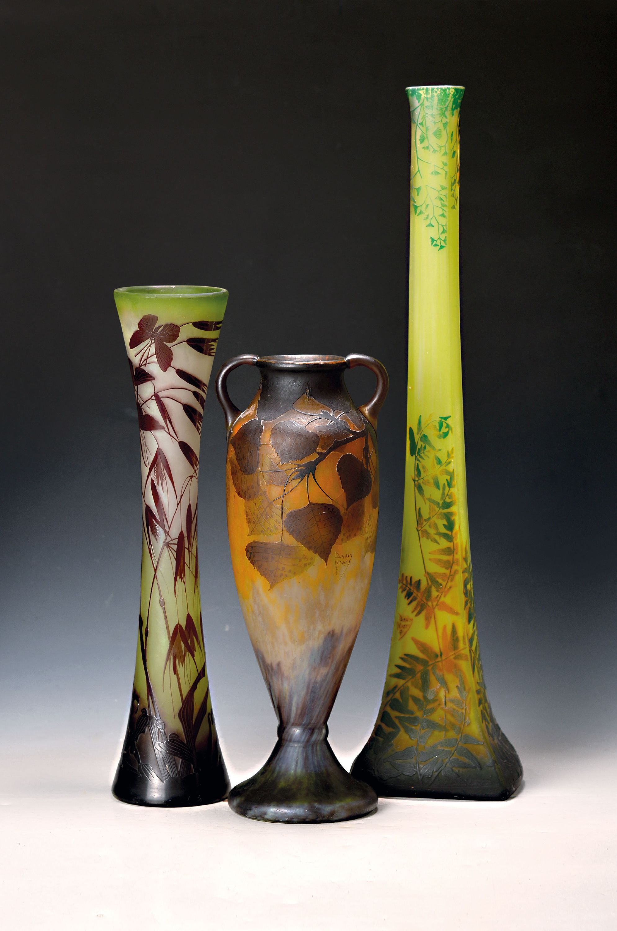 Detail a: Sehr große Doppelhenkelvase, "Peuplier", Daum Fréres, Nancy, um 1910, amphorenförmige Vase mit zwei aufgesetzten Henkeln, leicht ...