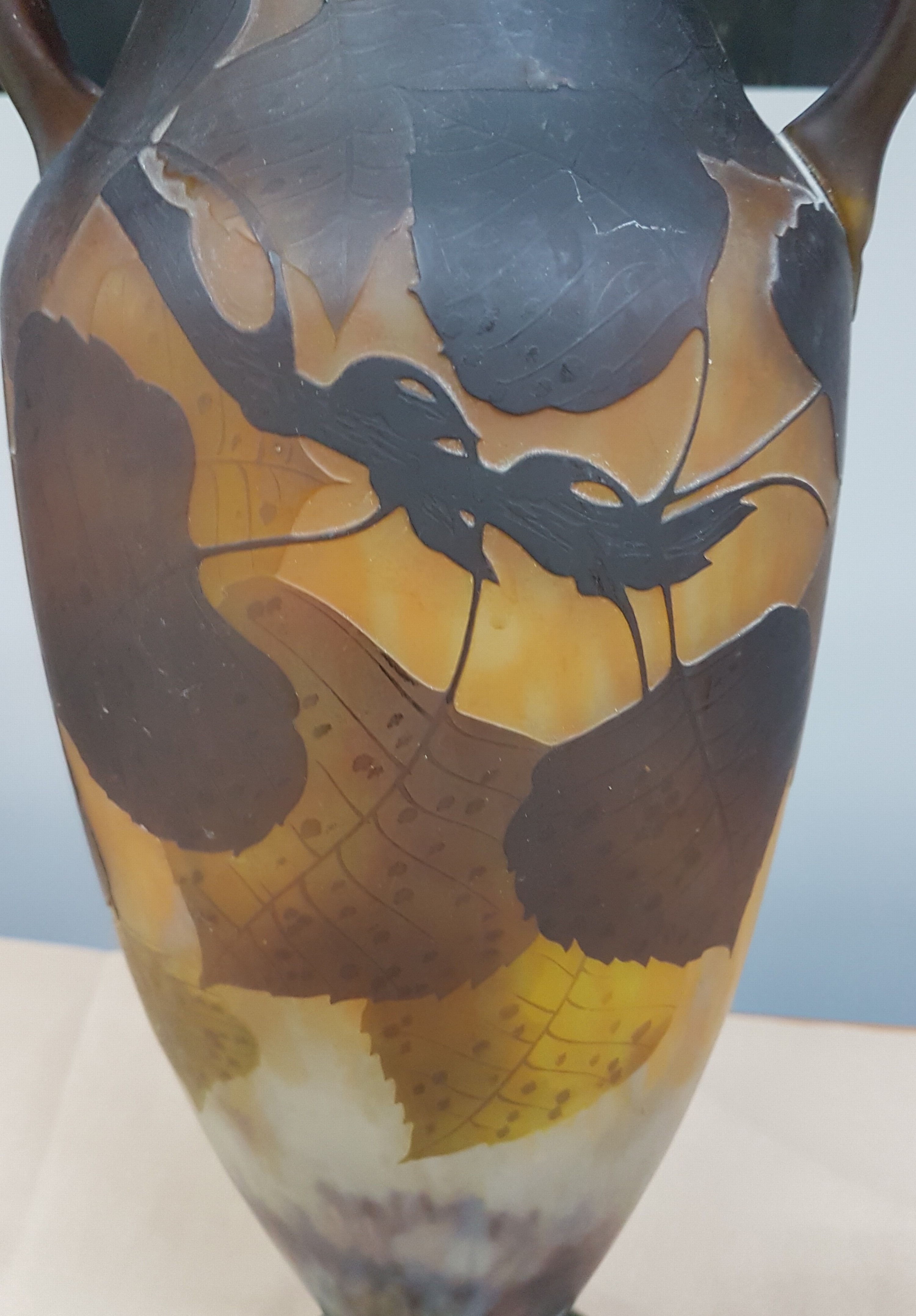 Detail b: Sehr große Doppelhenkelvase, "Peuplier", Daum Fréres, Nancy, um 1910, amphorenförmige Vase mit zwei aufgesetzten Henkeln, leicht ...