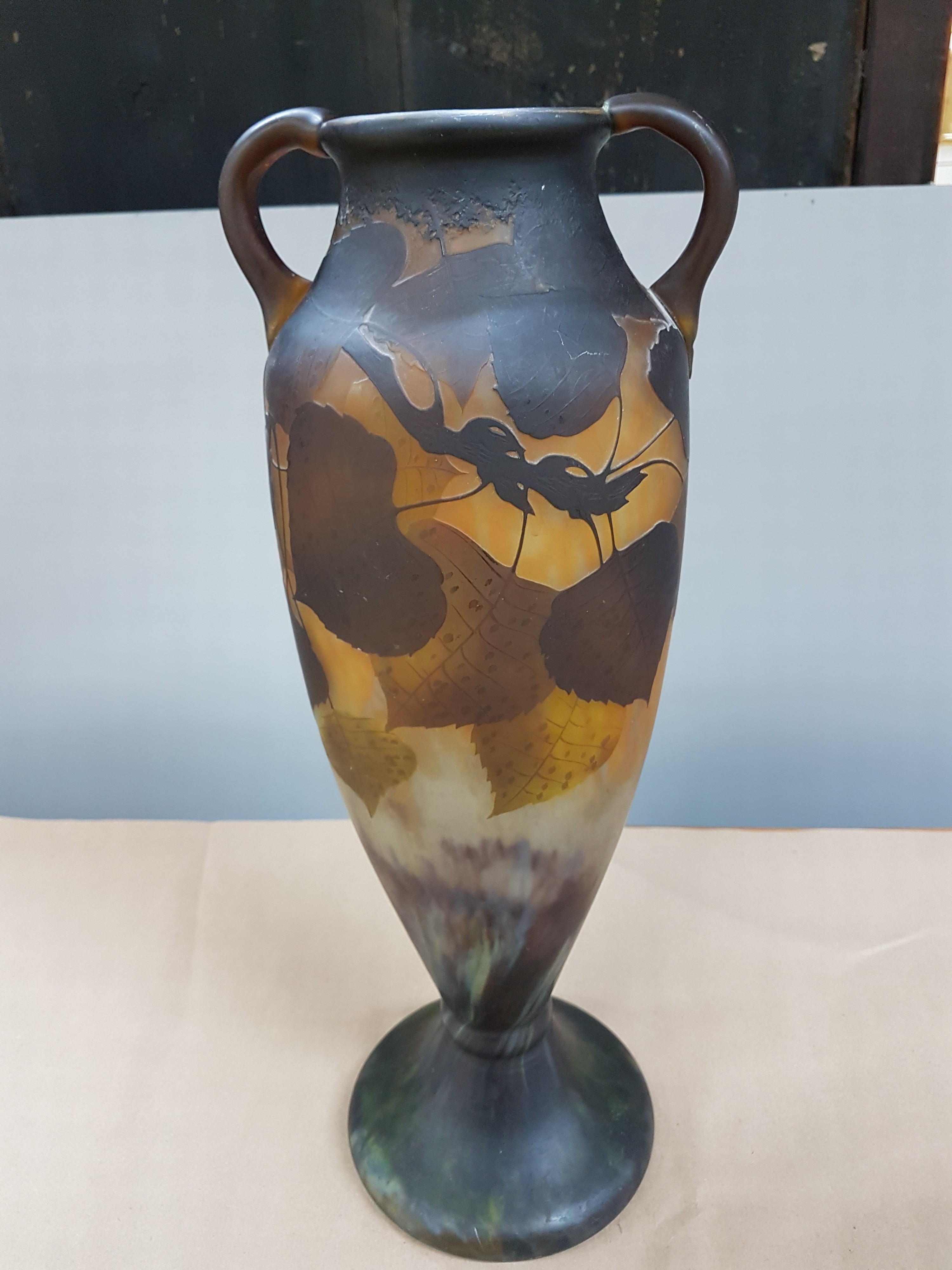 Detail c: Sehr große Doppelhenkelvase, "Peuplier", Daum Fréres, Nancy, um 1910, amphorenförmige Vase mit zwei aufgesetzten Henkeln, leicht ...