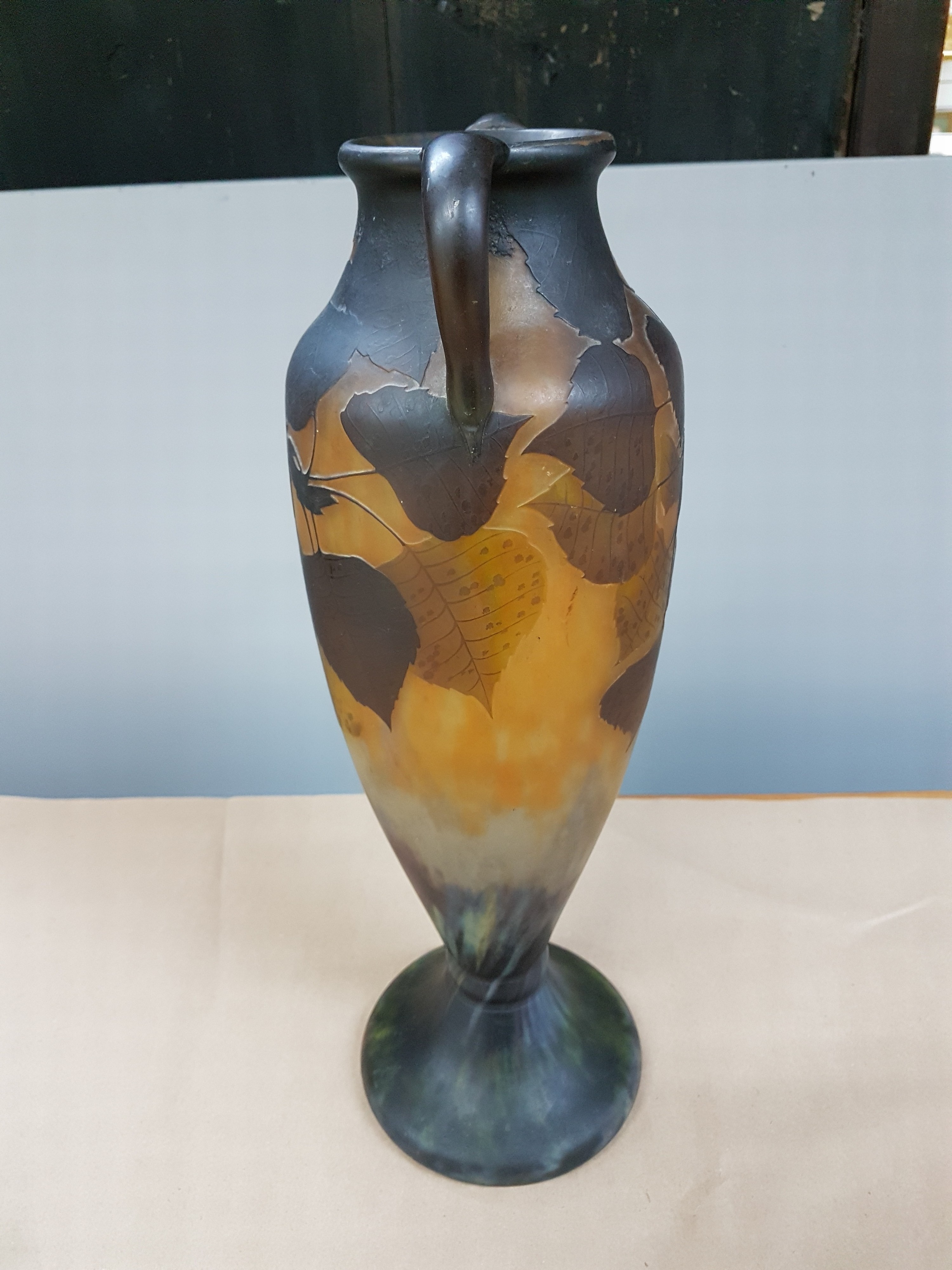 Detail d: Sehr große Doppelhenkelvase, "Peuplier", Daum Fréres, Nancy, um 1910, amphorenförmige Vase mit zwei aufgesetzten Henkeln, leicht ...