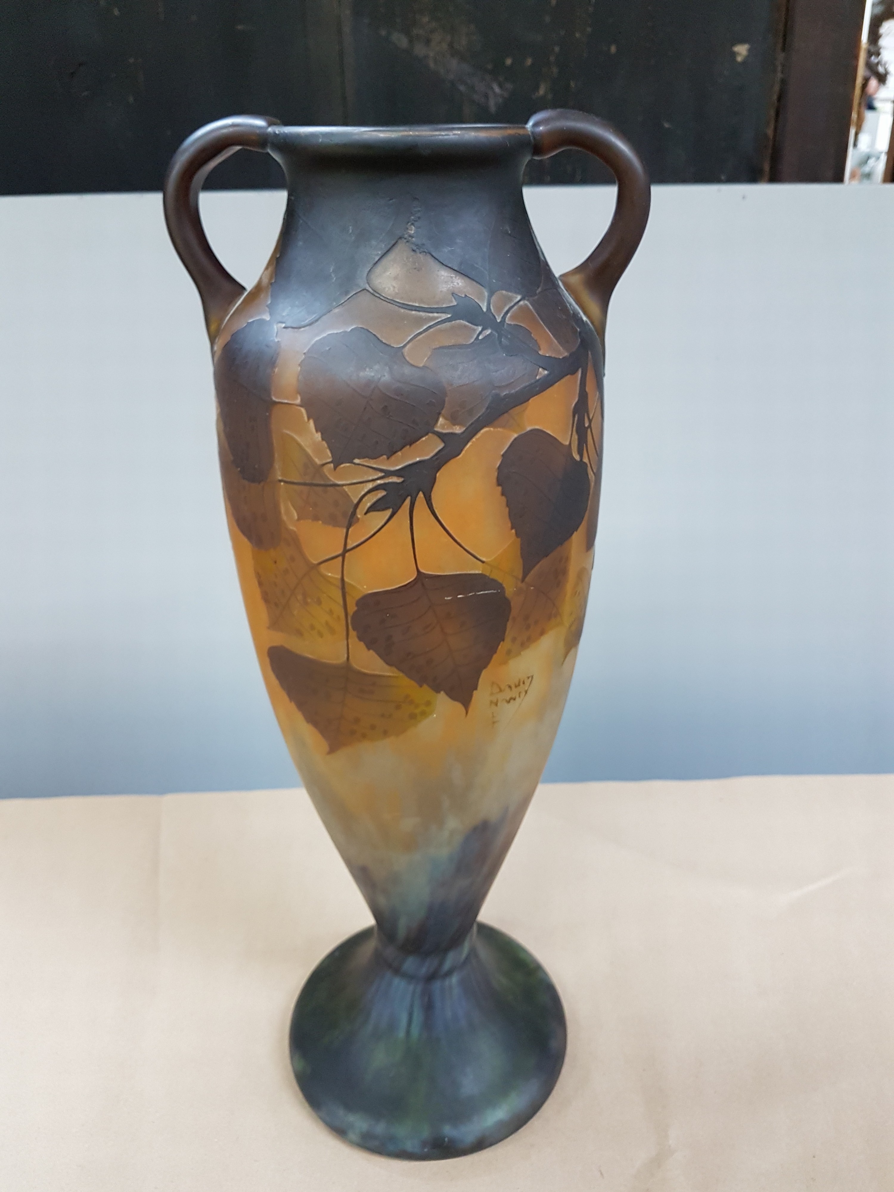 Detail e: Sehr große Doppelhenkelvase, "Peuplier", Daum Fréres, Nancy, um 1910, amphorenförmige Vase mit zwei aufgesetzten Henkeln, leicht ...