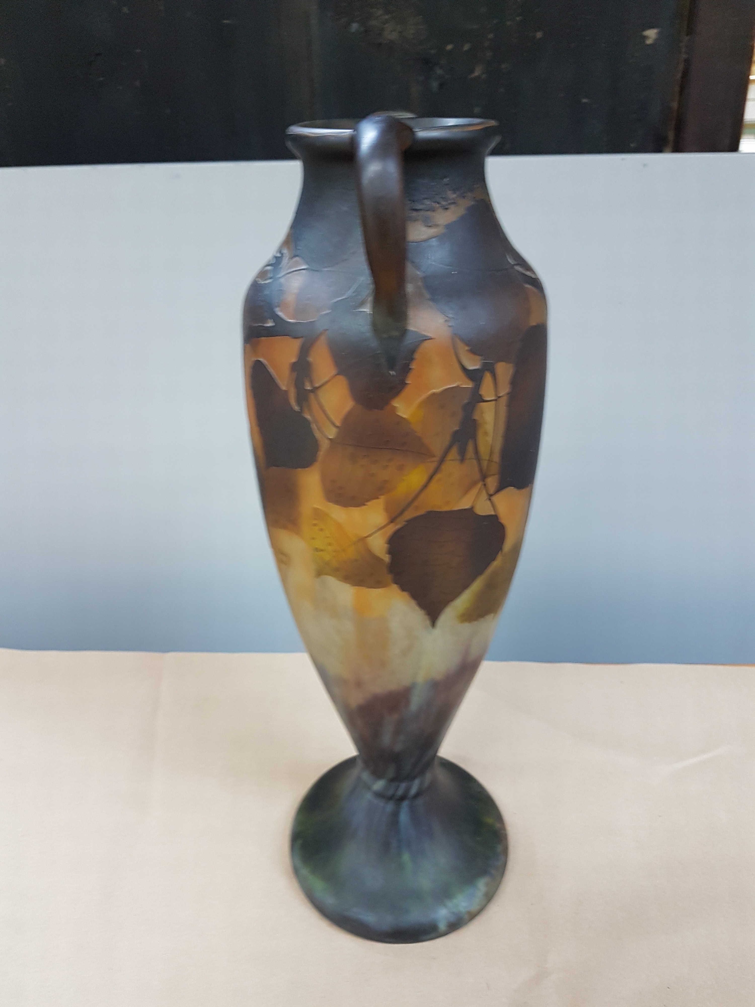 Detail g: Sehr große Doppelhenkelvase, "Peuplier", Daum Fréres, Nancy, um 1910, amphorenförmige Vase mit zwei aufgesetzten Henkeln, leicht ...