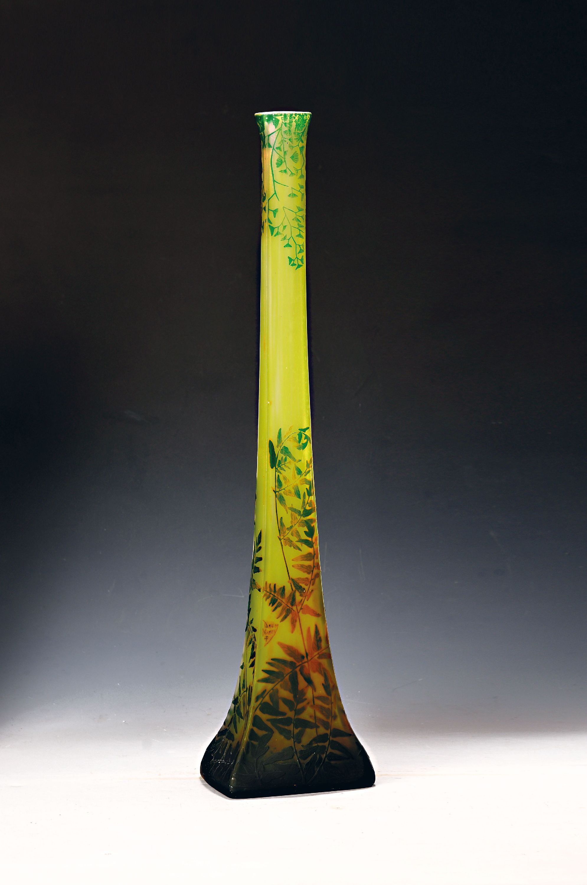 Image 26966959 - Sehr große Stangenvase, Daum Nancy, um 1910-20, farbloses Schichtglas, gelb ...