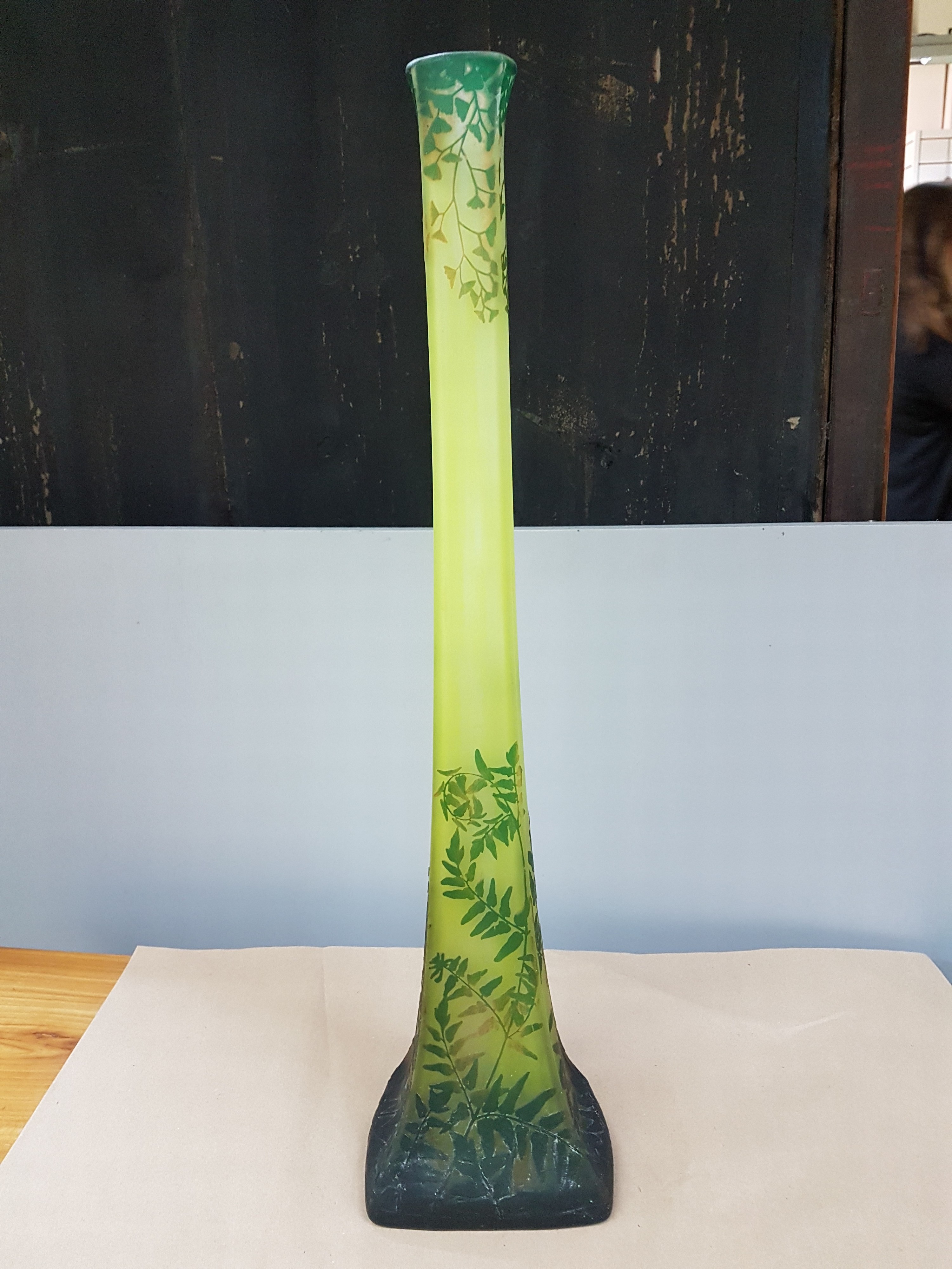 Detail d: Sehr große Stangenvase, Daum Nancy, um 1910-20, farbloses Schichtglas, gelb eingepudert, grün und braun überfangen, geschnitten, geschliffen und ...